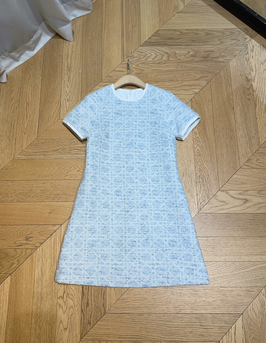 D家新品上架啦🆕❤️……复古风格纹连衣裙👗经典格纹元素，混纺舒适质地，带着旧时光的韵味，在浅浅色基调上焕