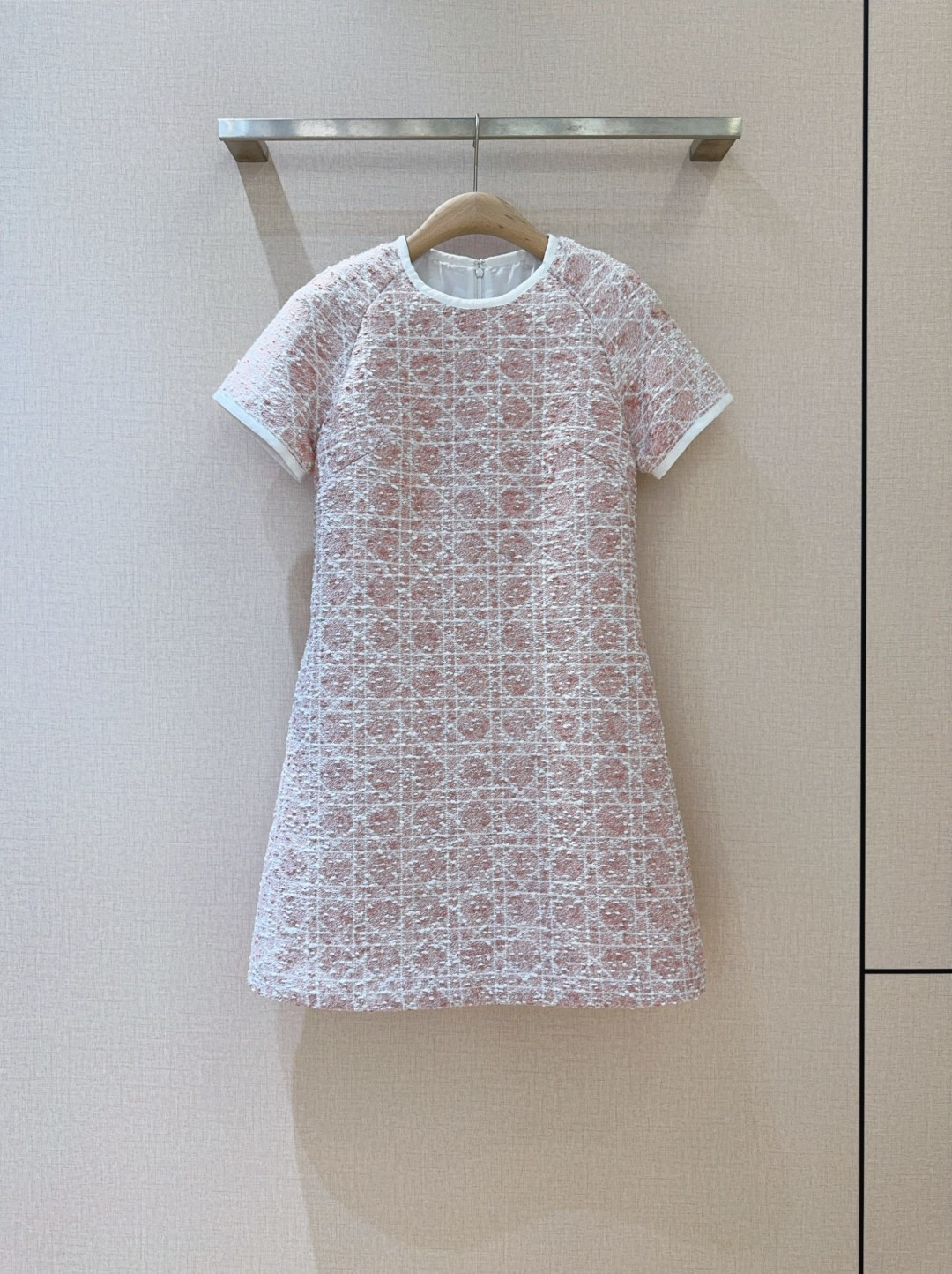 NO:722822,D's new product is on the shelves... Retro-style pattern dress has classic plaid elements, blended and comfortable texture, with the charm of the old times, and glows with new vitality in light tones. The round neck, short sleeves and neat skirt are both fashionable and retro-style, and can easily become the focus of attention in the streets. Size SMLXL, K250309,, Dior-clothing, dior, dior, skirts, T-shirt,19860909D家新品上架啦…… 复古风格纹连衣裙 经典格纹元素,混纺舒适质地,带着旧时光的韵味,在浅浅色基调上焕发出新的活力.圆领短袖搭配利落裙身,既有时尚感又不失复古风情,轻松成为街头巷尾的吸睛焦点. 码数SMLXL,K250309,,迪奥-服装,dior,dior,skirts,T-shirt,,Women's clothing