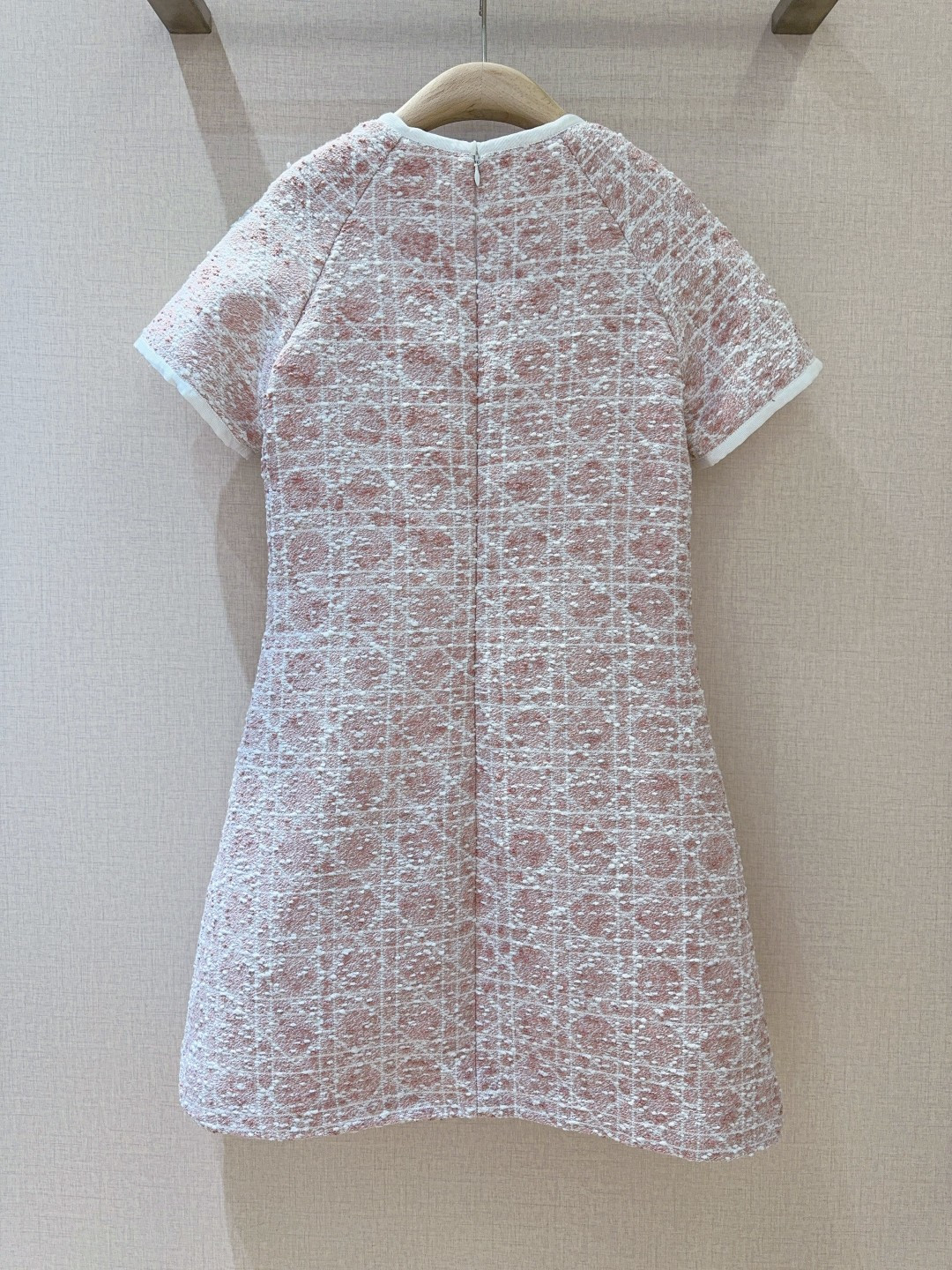 D家新品上架啦🆕❤️……复古风格纹连衣裙👗经典格纹元素，混纺舒适质地，带着旧时光的韵味，在浅浅色基调上焕