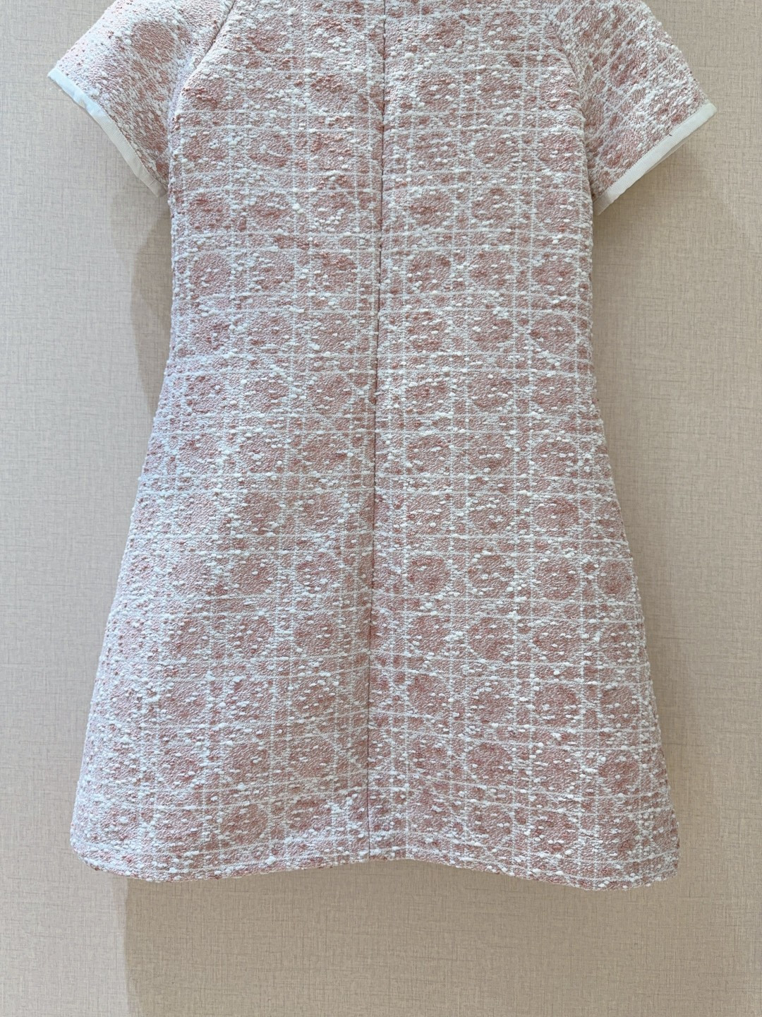 D家新品上架啦🆕❤️……复古风格纹连衣裙👗经典格纹元素，混纺舒适质地，带着旧时光的韵味，在浅浅色基调上焕