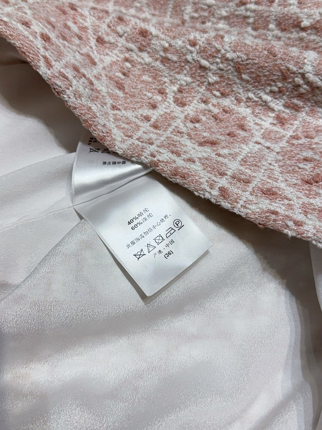 D家新品上架啦🆕❤️……复古风格纹连衣裙👗经典格纹元素，混纺舒适质地，带着旧时光的韵味，在浅浅色基调上焕