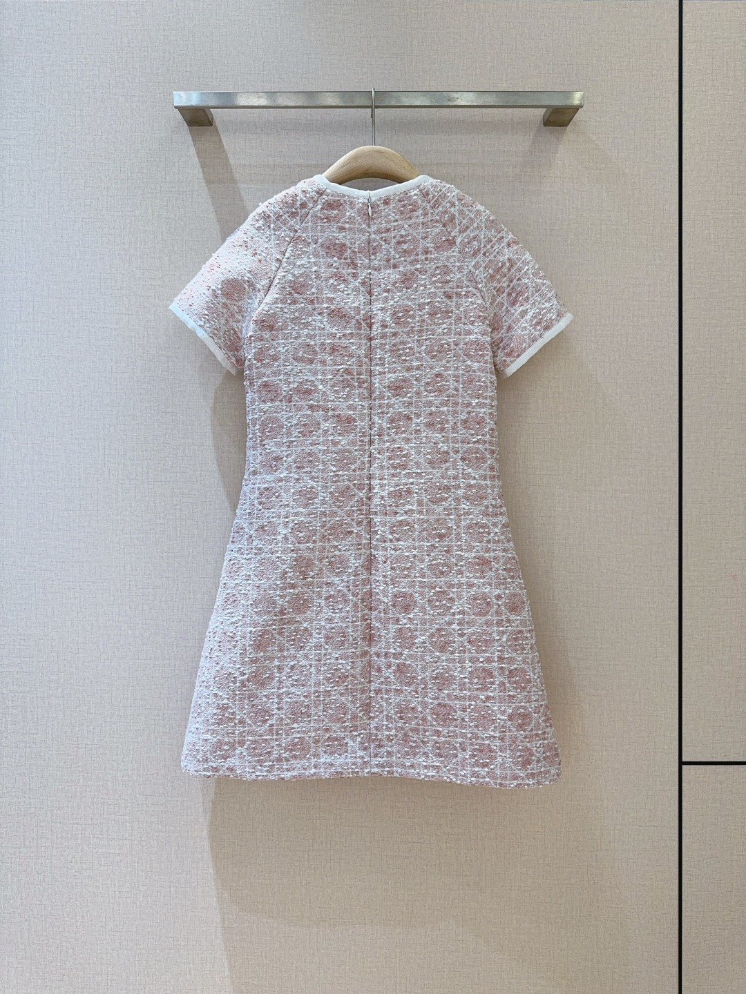 D家新品上架啦🆕❤️……复古风格纹连衣裙👗经典格纹元素，混纺舒适质地，带着旧时光的韵味，在浅浅色基调上焕