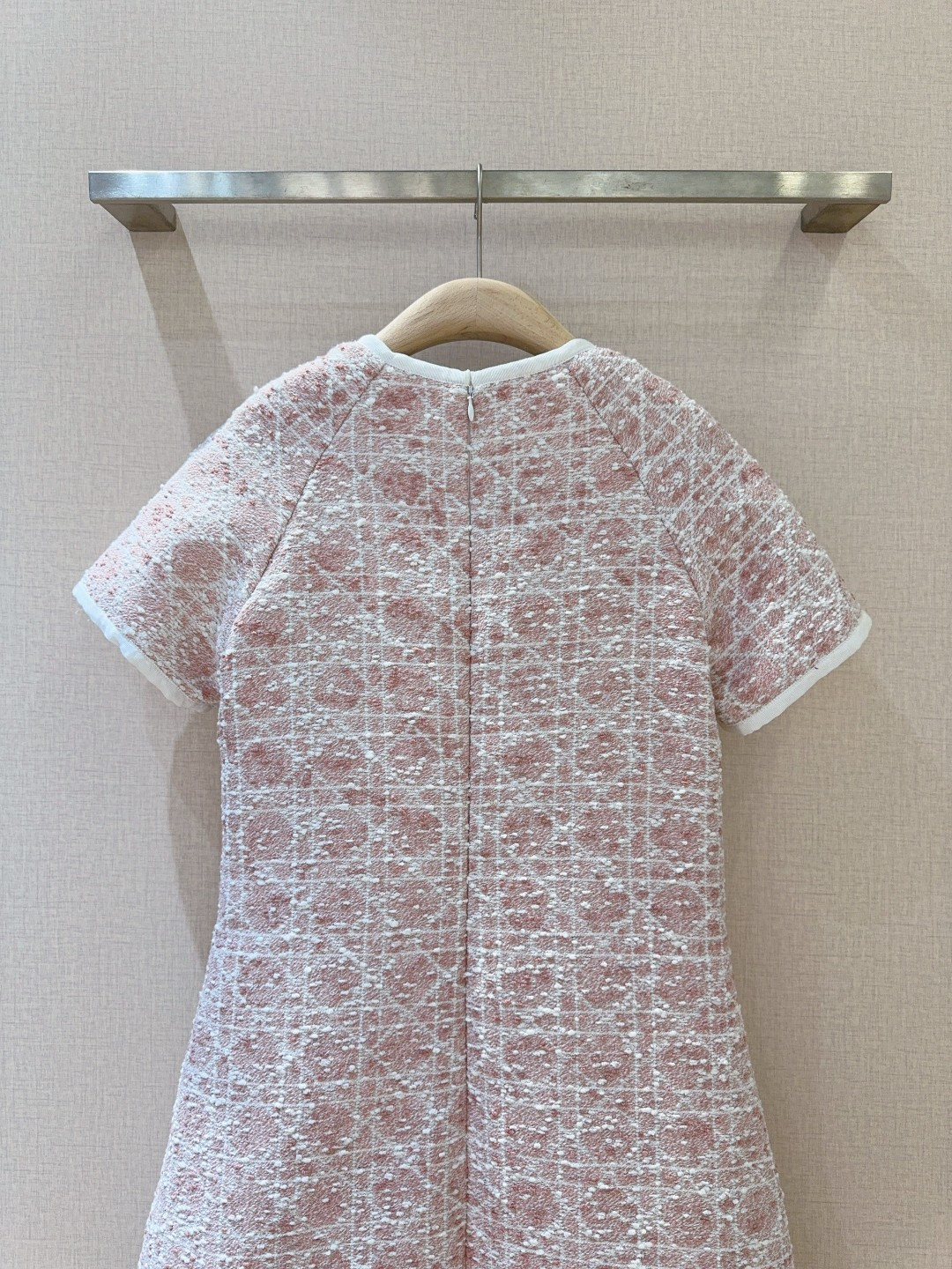 D家新品上架啦🆕❤️……复古风格纹连衣裙👗经典格纹元素，混纺舒适质地，带着旧时光的韵味，在浅浅色基调上焕