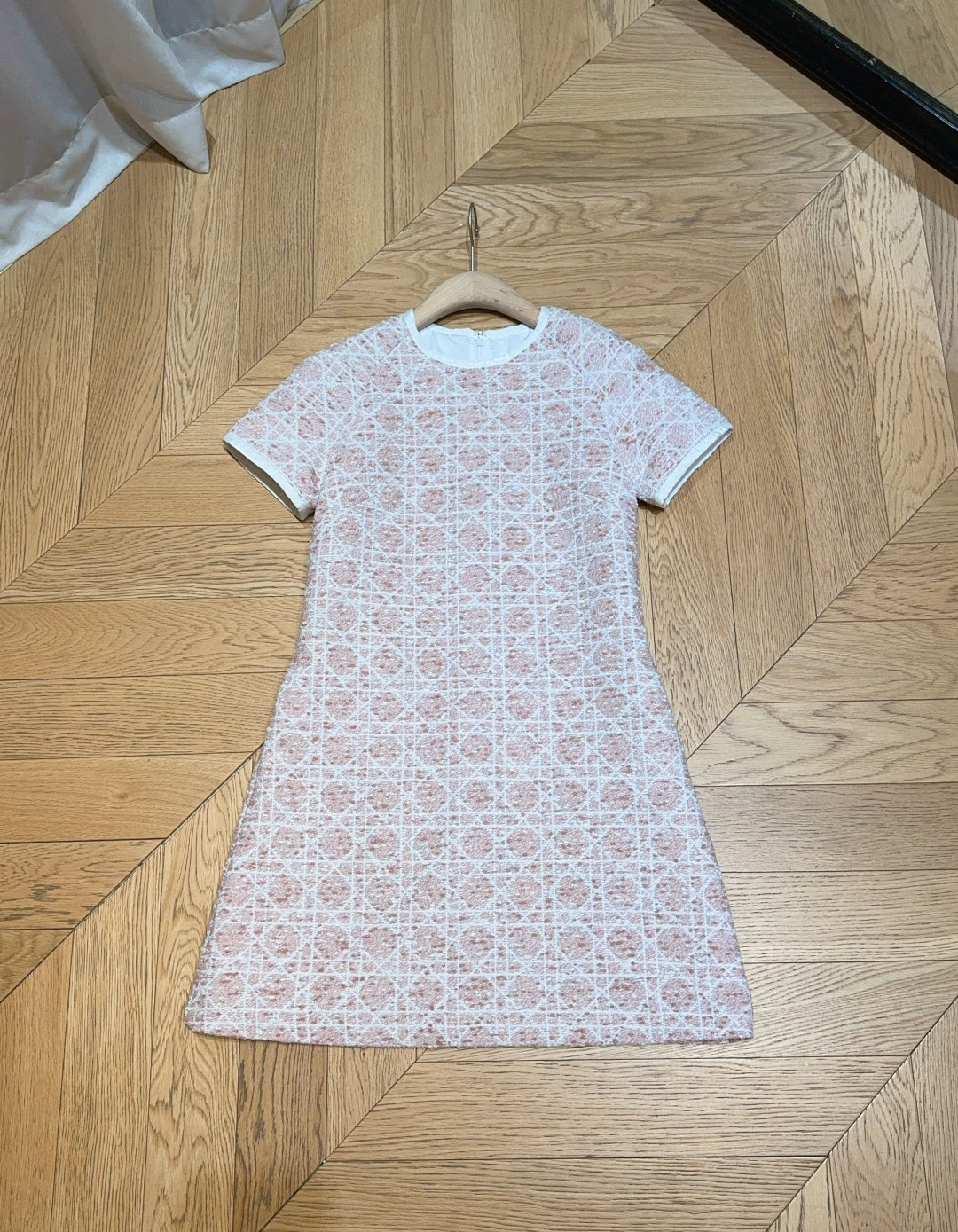 D家新品上架啦🆕❤️……复古风格纹连衣裙👗经典格纹元素，混纺舒适质地，带着旧时光的韵味，在浅浅色基调上焕