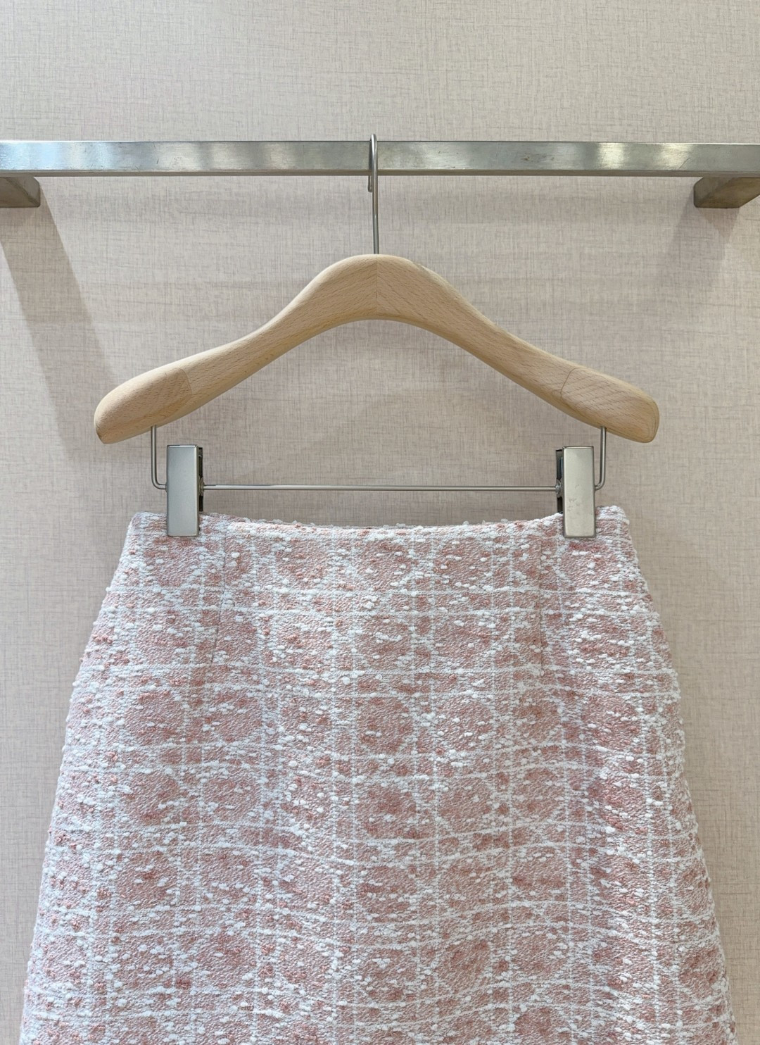 D家新品上架啦🆕❤️……复古经典格纹半身裙，舒适混纺质感，搭配精致格纹，为这条短裙赋予了别样魅力。高腰A