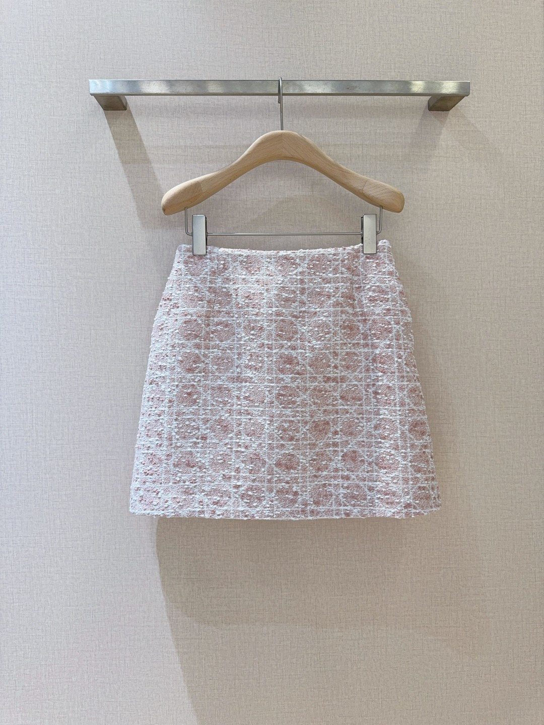 D家新品上架啦🆕❤️……复古经典格纹半身裙，舒适混纺质感，搭配精致格纹，为这条短裙赋予了别样魅力。高腰A