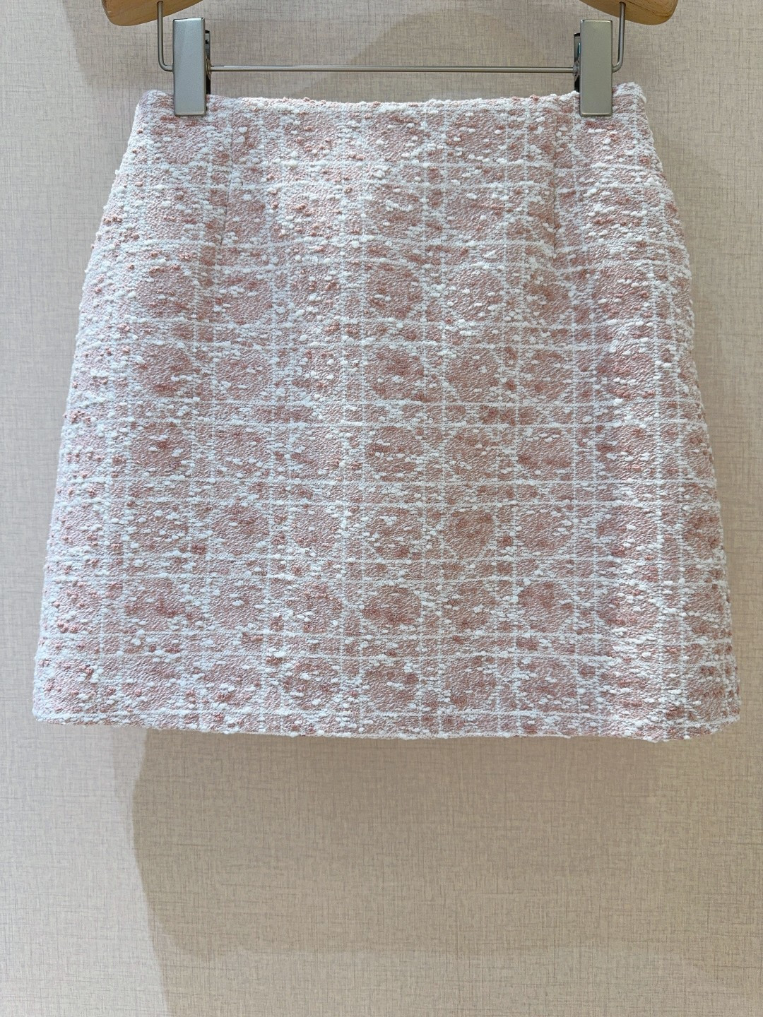 D家新品上架啦🆕❤️……复古经典格纹半身裙，舒适混纺质感，搭配精致格纹，为这条短裙赋予了别样魅力。高腰A