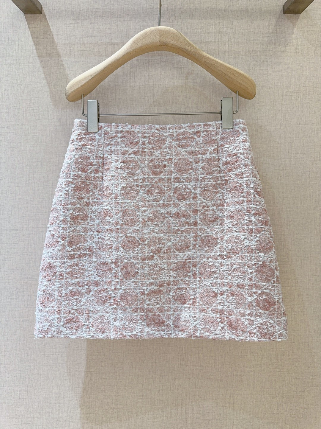 D家新品上架啦🆕❤️……复古经典格纹半身裙，舒适混纺质感，搭配精致格纹，为这条短裙赋予了别样魅力。高腰A