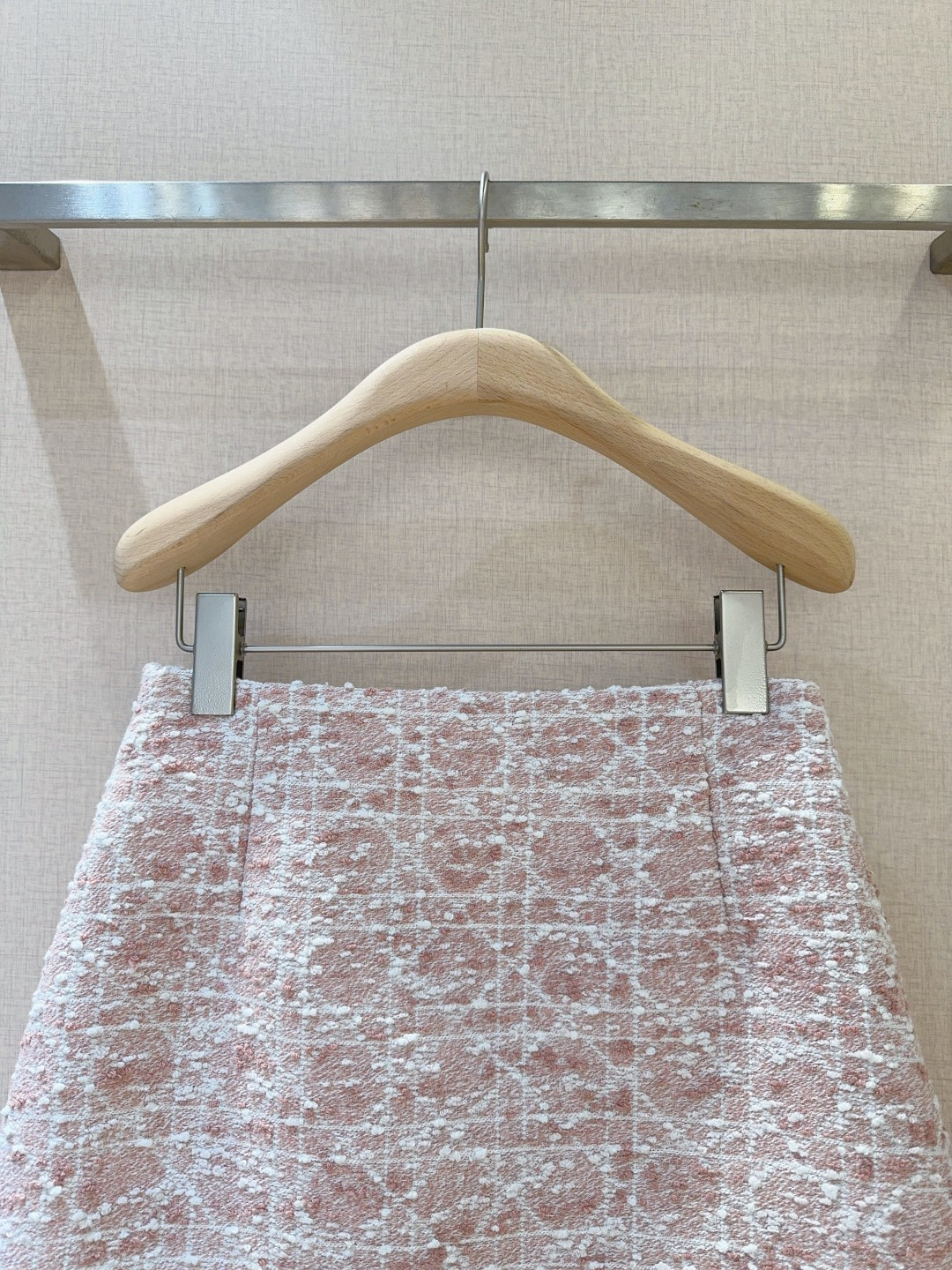 D家新品上架啦🆕❤️……复古经典格纹半身裙，舒适混纺质感，搭配精致格纹，为这条短裙赋予了别样魅力。高腰A