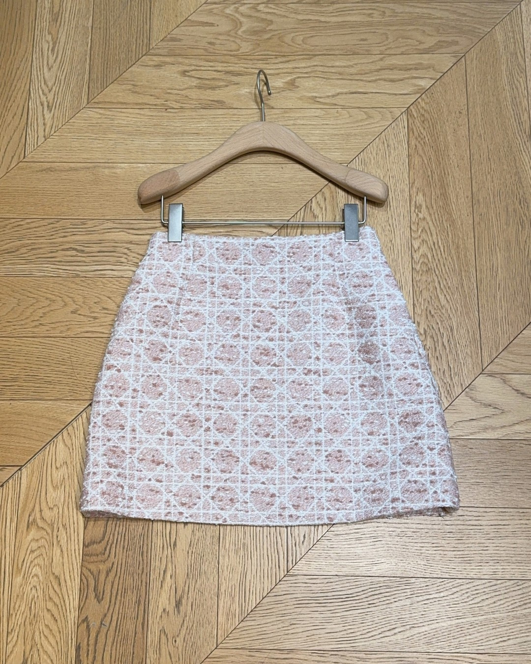 D家新品上架啦🆕❤️……复古经典格纹半身裙，舒适混纺质感，搭配精致格纹，为这条短裙赋予了别样魅力。高腰A