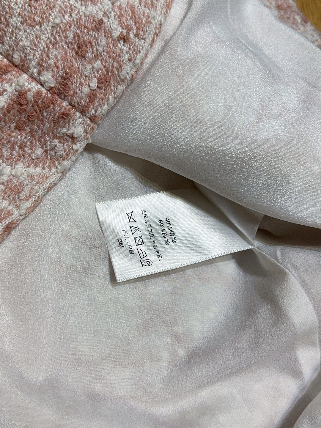 D家新品上架啦🆕❤️……复古经典格纹半身裙，舒适混纺质感，搭配精致格纹，为这条短裙赋予了别样魅力。高腰A