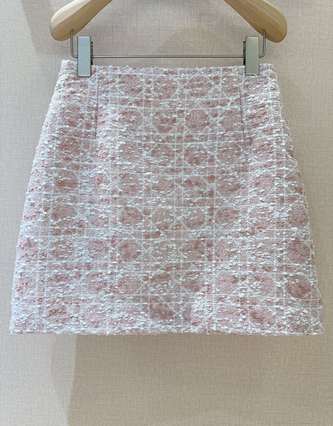 D家新品上架啦🆕❤️……复古经典格纹半身裙，舒适混纺质感，搭配精致格纹，为这条短裙赋予了别样魅力。高腰A