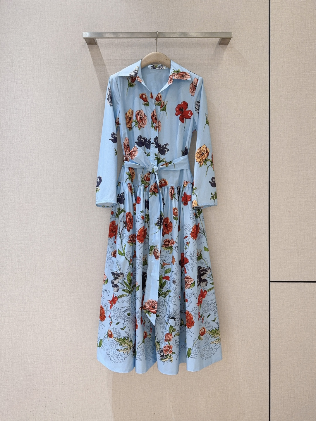 Cara Car*a新品连衣裙推荐❤️……浅天蓝色连衣裙，满印缤纷花卉。翻领➕七分袖与腰带设计，2侧设有
