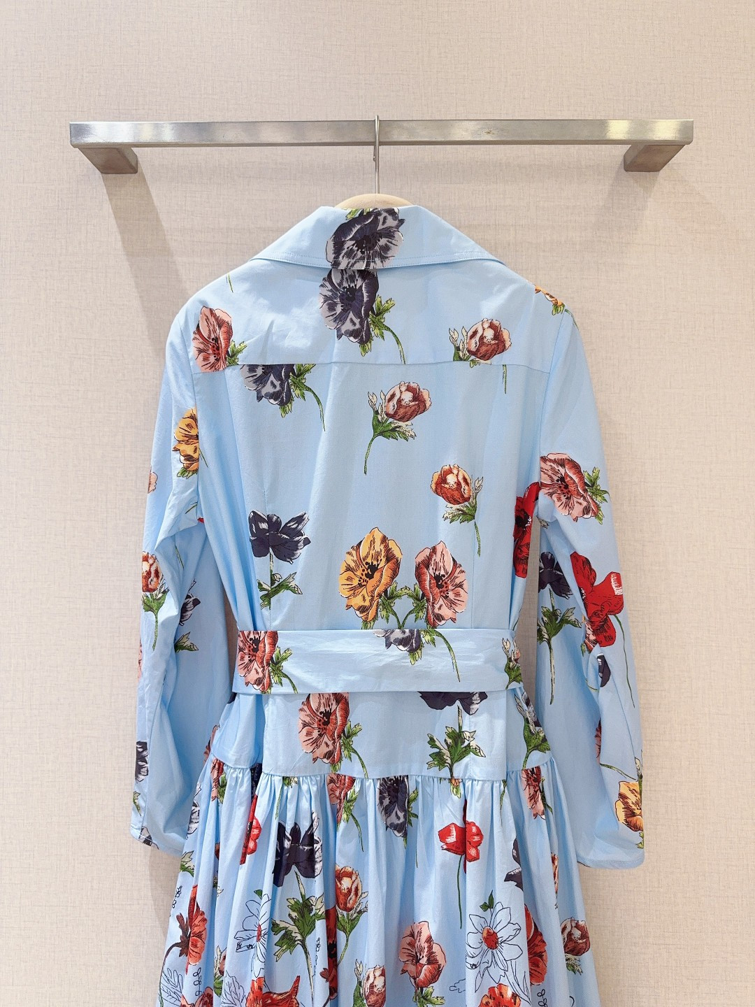 Cara Car*a新品连衣裙推荐❤️……浅天蓝色连衣裙，满印缤纷花卉。翻领➕七分袖与腰带设计，2侧设有