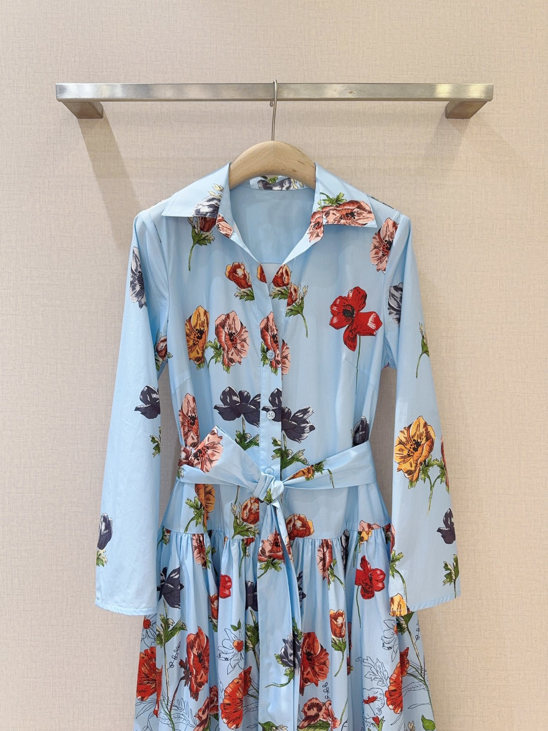 Cara Car*a新品连衣裙推荐❤️……浅天蓝色连衣裙，满印缤纷花卉。翻领➕七分袖与腰带设计，2侧设有