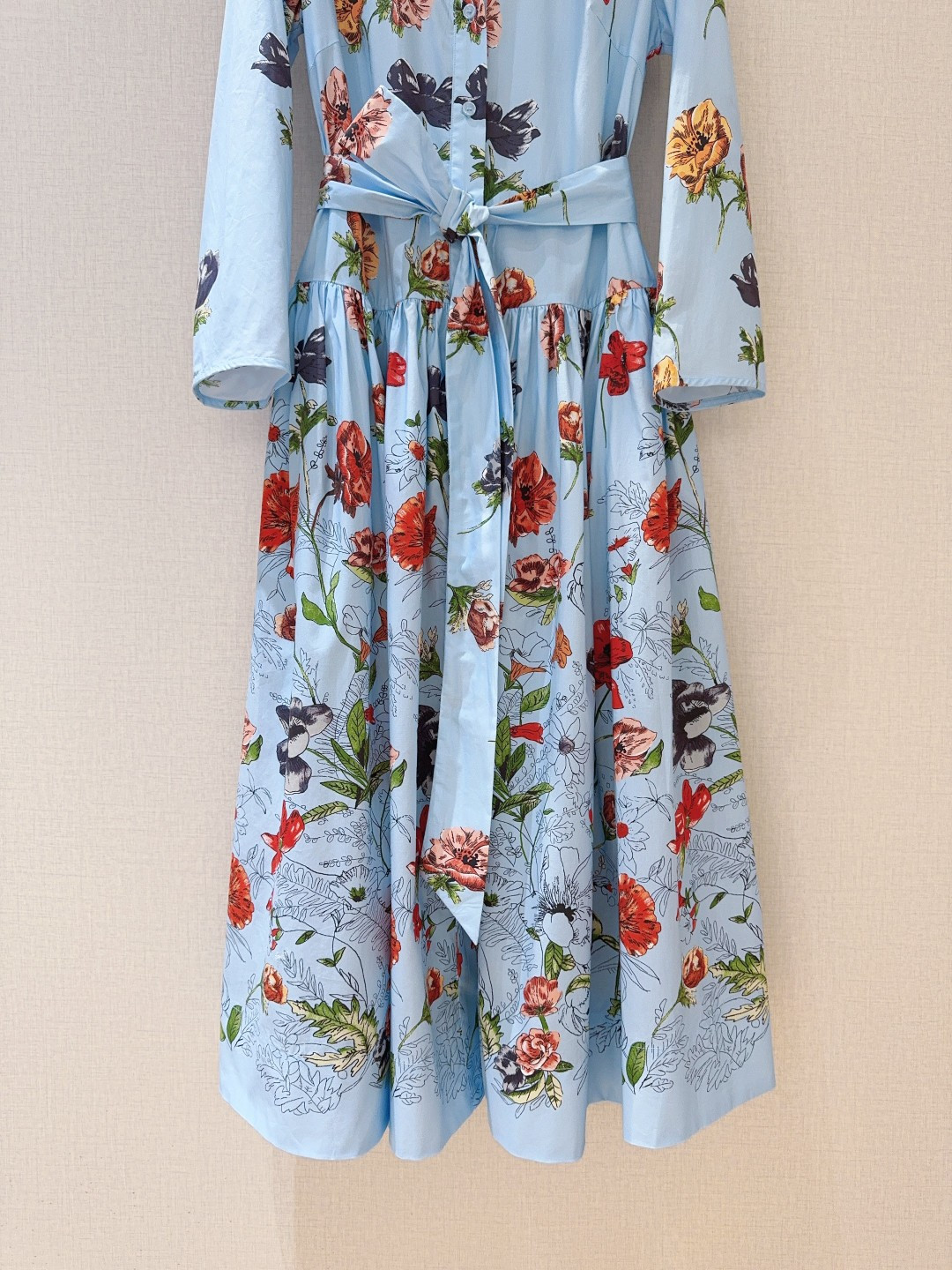 Cara Car*a新品连衣裙推荐❤️……浅天蓝色连衣裙，满印缤纷花卉。翻领➕七分袖与腰带设计，2侧设有