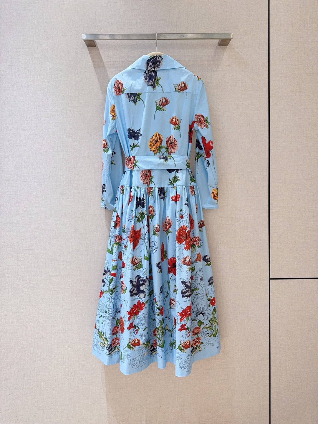 Cara Car*a新品连衣裙推荐❤️……浅天蓝色连衣裙，满印缤纷花卉。翻领➕七分袖与腰带设计，2侧设有
