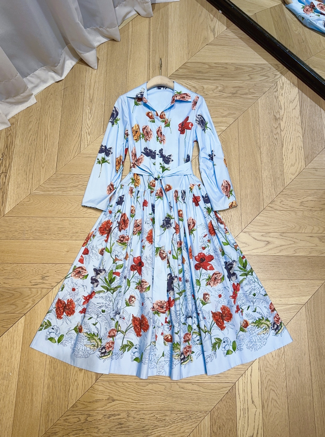 Cara Car*a新品连衣裙推荐❤️……浅天蓝色连衣裙，满印缤纷花卉。翻领➕七分袖与腰带设计，2侧设有