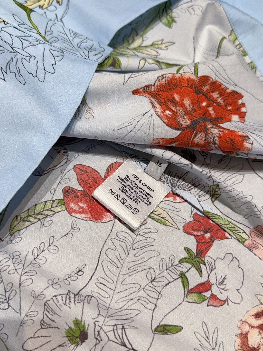 Cara Car*a新品连衣裙推荐❤️……浅天蓝色连衣裙，满印缤纷花卉。翻领➕七分袖与腰带设计，2侧设有