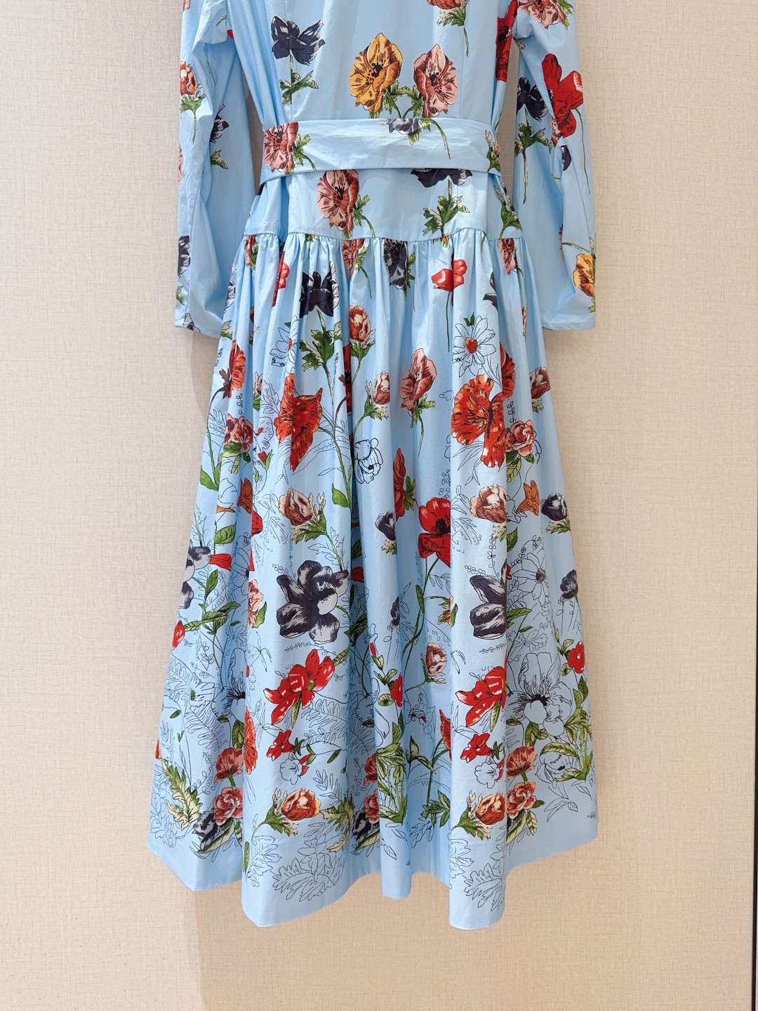 Cara Car*a新品连衣裙推荐❤️……浅天蓝色连衣裙，满印缤纷花卉。翻领➕七分袖与腰带设计，2侧设有