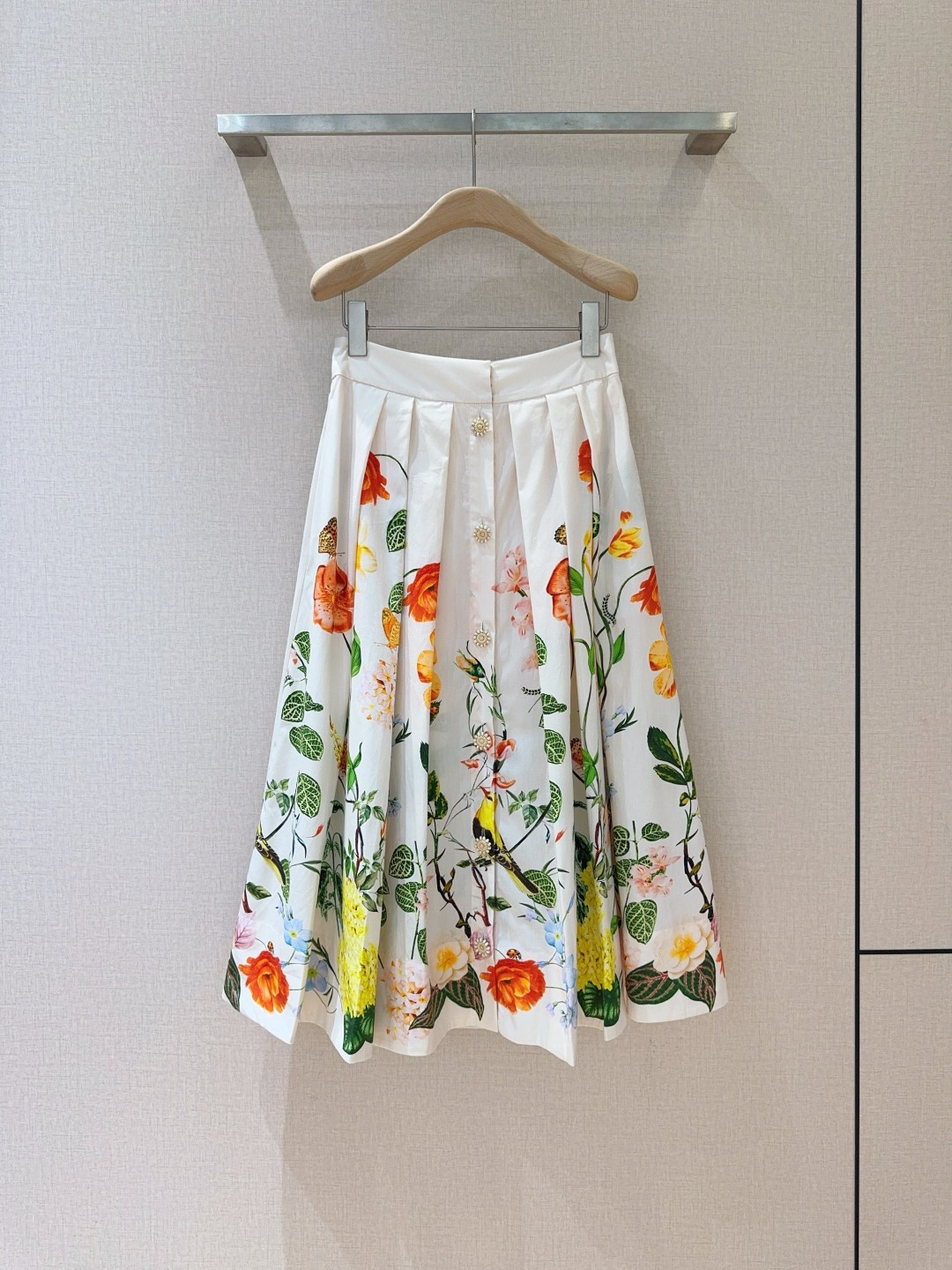 NO:783751,cara*ca*ra* new product... A flower-printed skirt, with colorful flowers blooming wantonly, embellished with smart butterflies and birds, made of pure cotton, high-waisted, exquisite button embellishment, with pockets on both sides, light and thin fabric, suitable for casual wear when going out, blooming with unique femininity and romance. Size XL, K250321,, women's clothing, skirts,19860909cara*ca*ra*新品…… 一袭繁花印花半裙,缤纷花朵肆意绽放,有灵动蝴蝶、鸟儿点缀,纯棉材质,高腰剪裁,精致纽扣点缀,两侧设有口袋,轻薄面料,出门随意穿搭,绽放独有的柔美与烂漫. 码数XL、K250321 、,女装,skirts,,Women's clothing