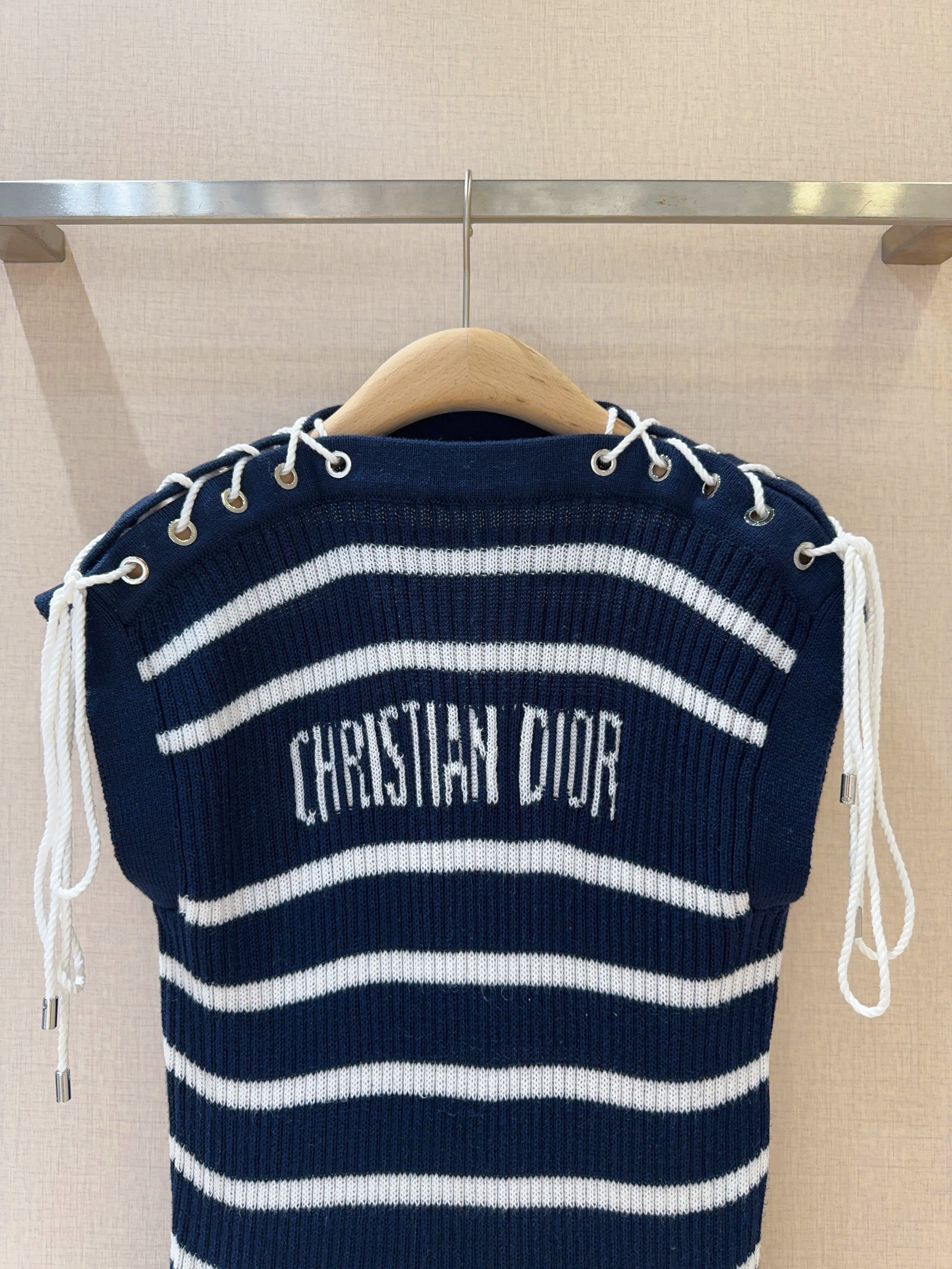 D家25年Summer新款经典邂逅航海元素，这款无袖针织背心，蓝白条纹交织出清爽韵律，后背“D家字母标识