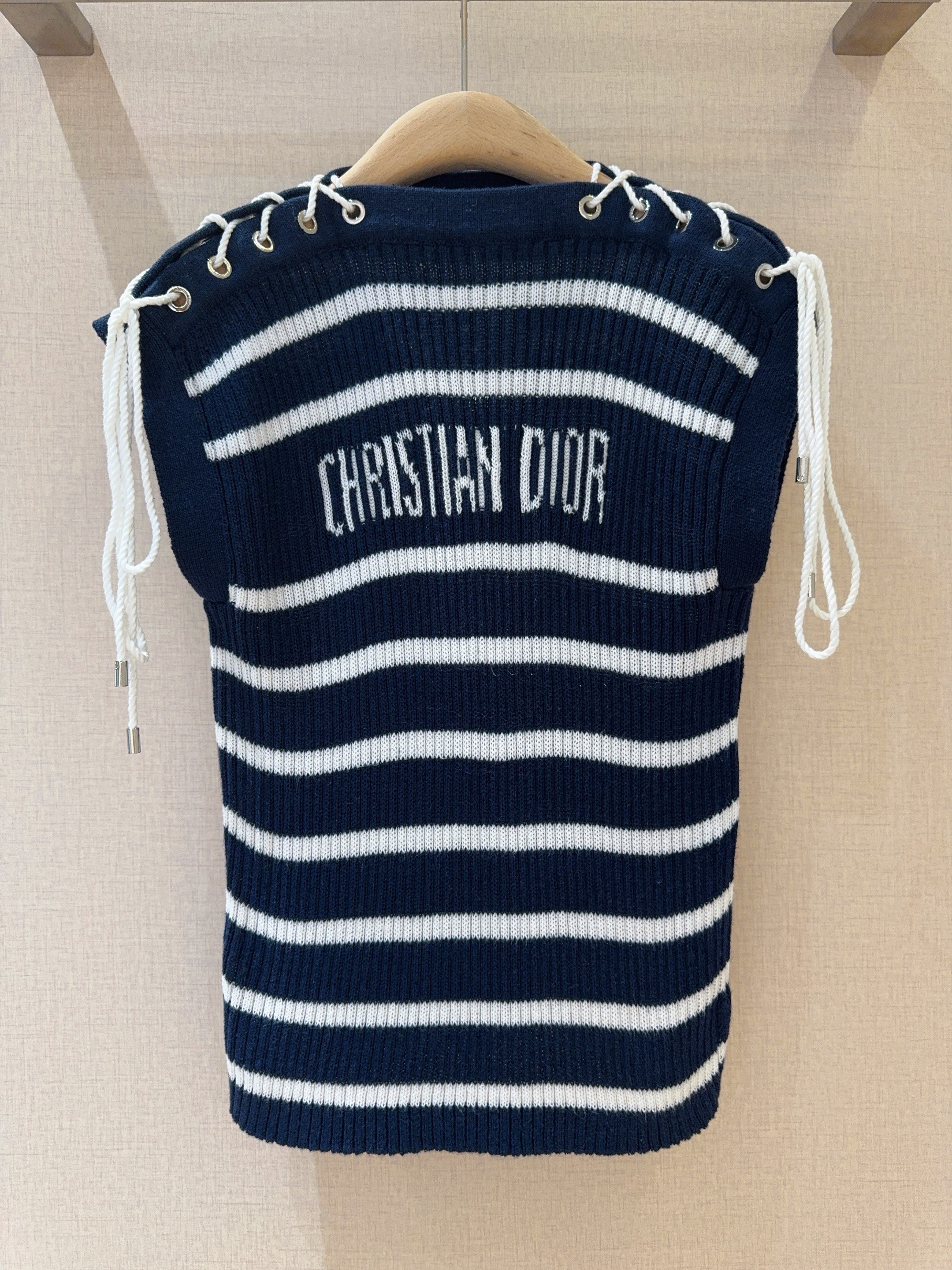 D家25年Summer新款经典邂逅航海元素，这款无袖针织背心，蓝白条纹交织出清爽韵律，后背“D家字母标识