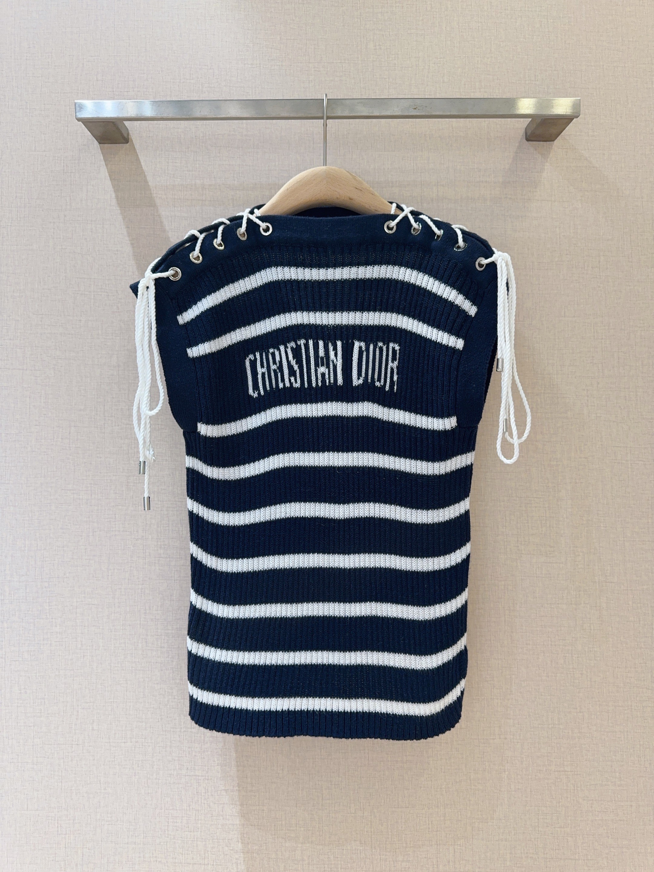 D家25年Summer新款经典邂逅航海元素，这款无袖针织背心，蓝白条纹交织出清爽韵律，后背“D家字母标识