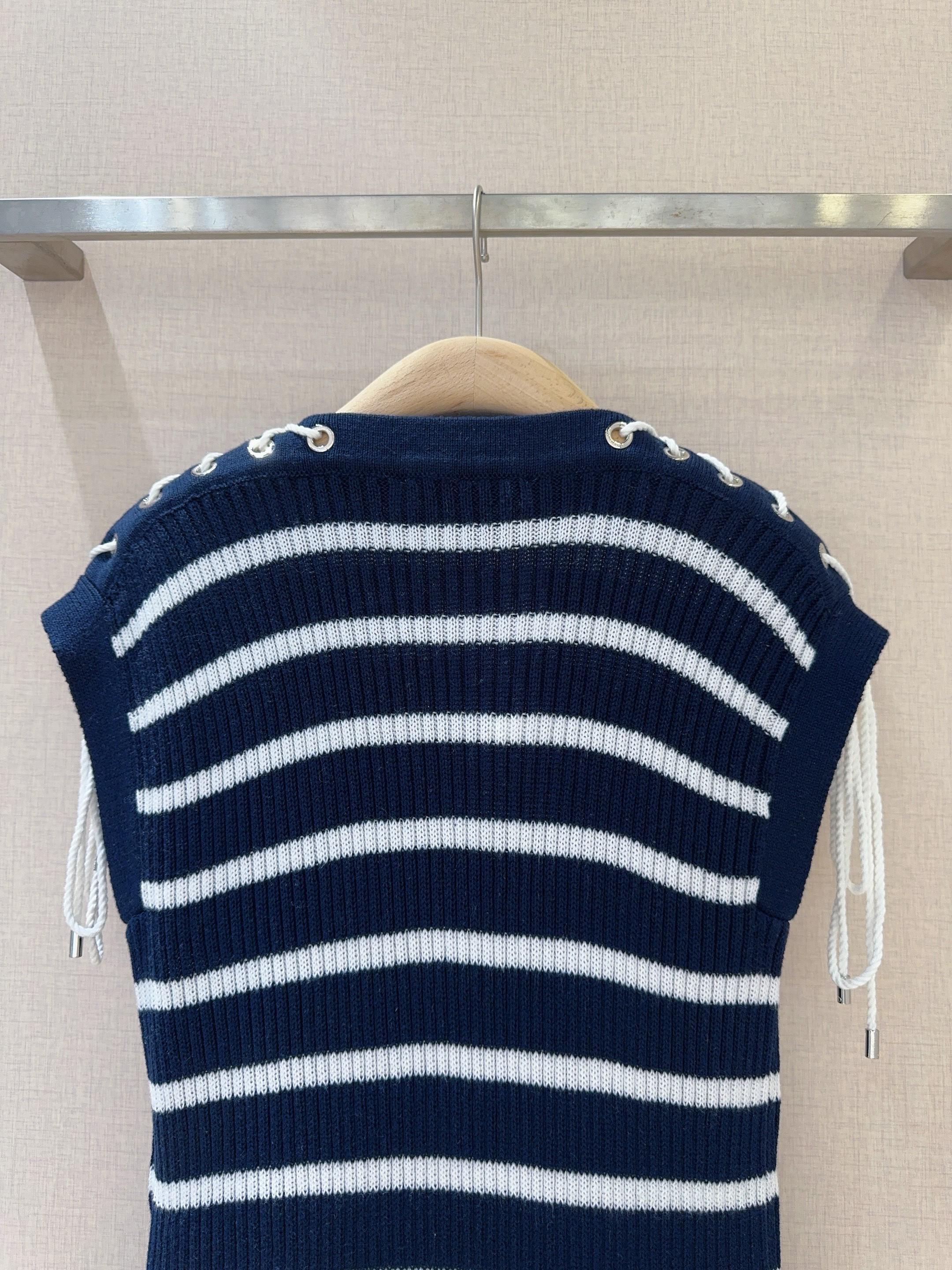 D家25年Summer新款经典邂逅航海元素，这款无袖针织背心，蓝白条纹交织出清爽韵律，后背“D家字母标识