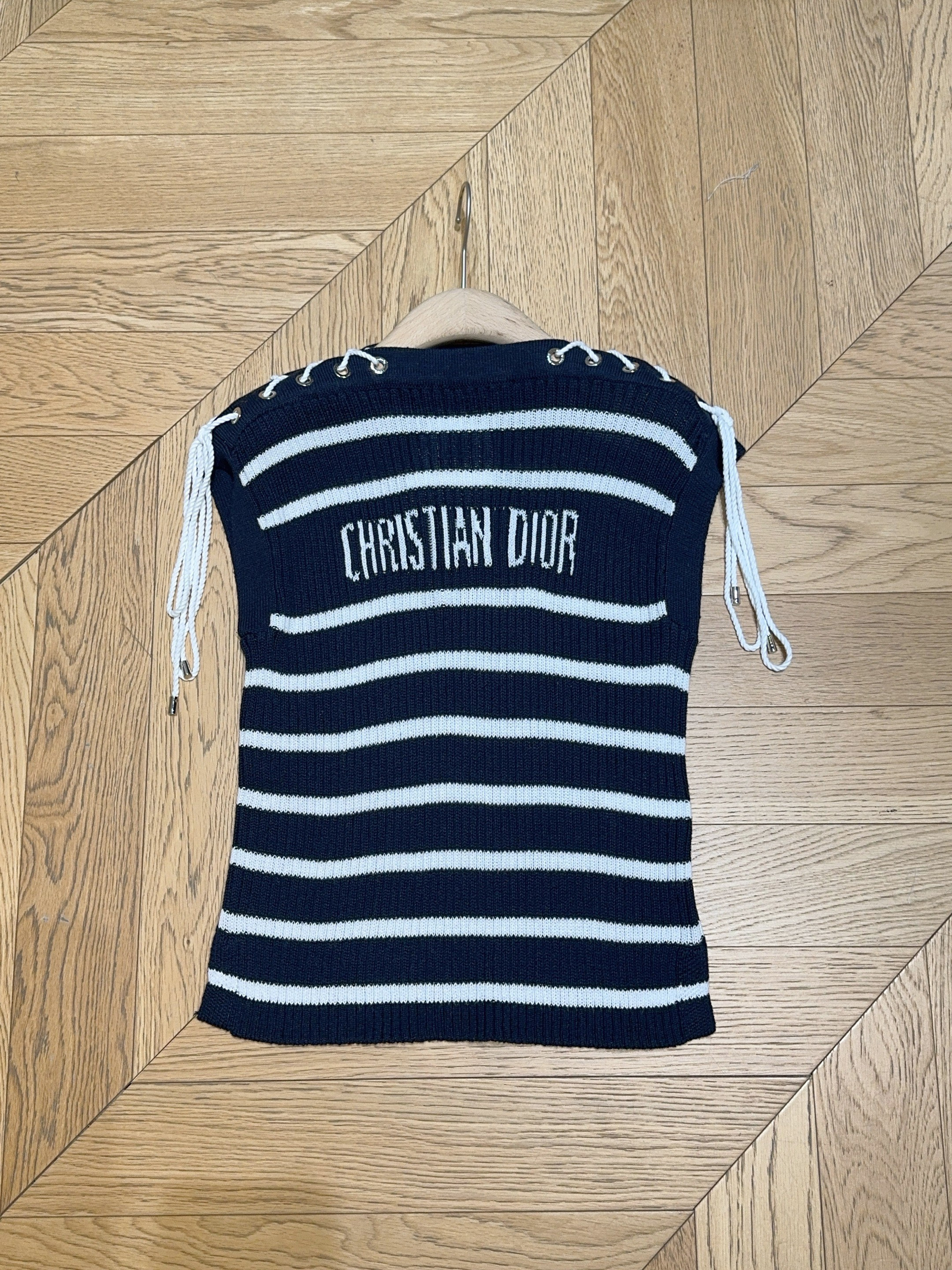 D家25年Summer新款经典邂逅航海元素，这款无袖针织背心，蓝白条纹交织出清爽韵律，后背“D家字母标识