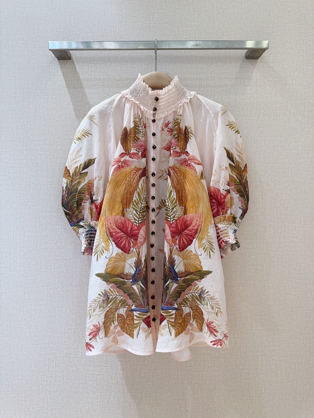 Title: ZIMMERMANN Single-and-a-Behaviour Female Suit Description Summary: Cream-colored suit with palm tree bouquet tops, high-collar cuffs, ricin choice, wood-like buttons,