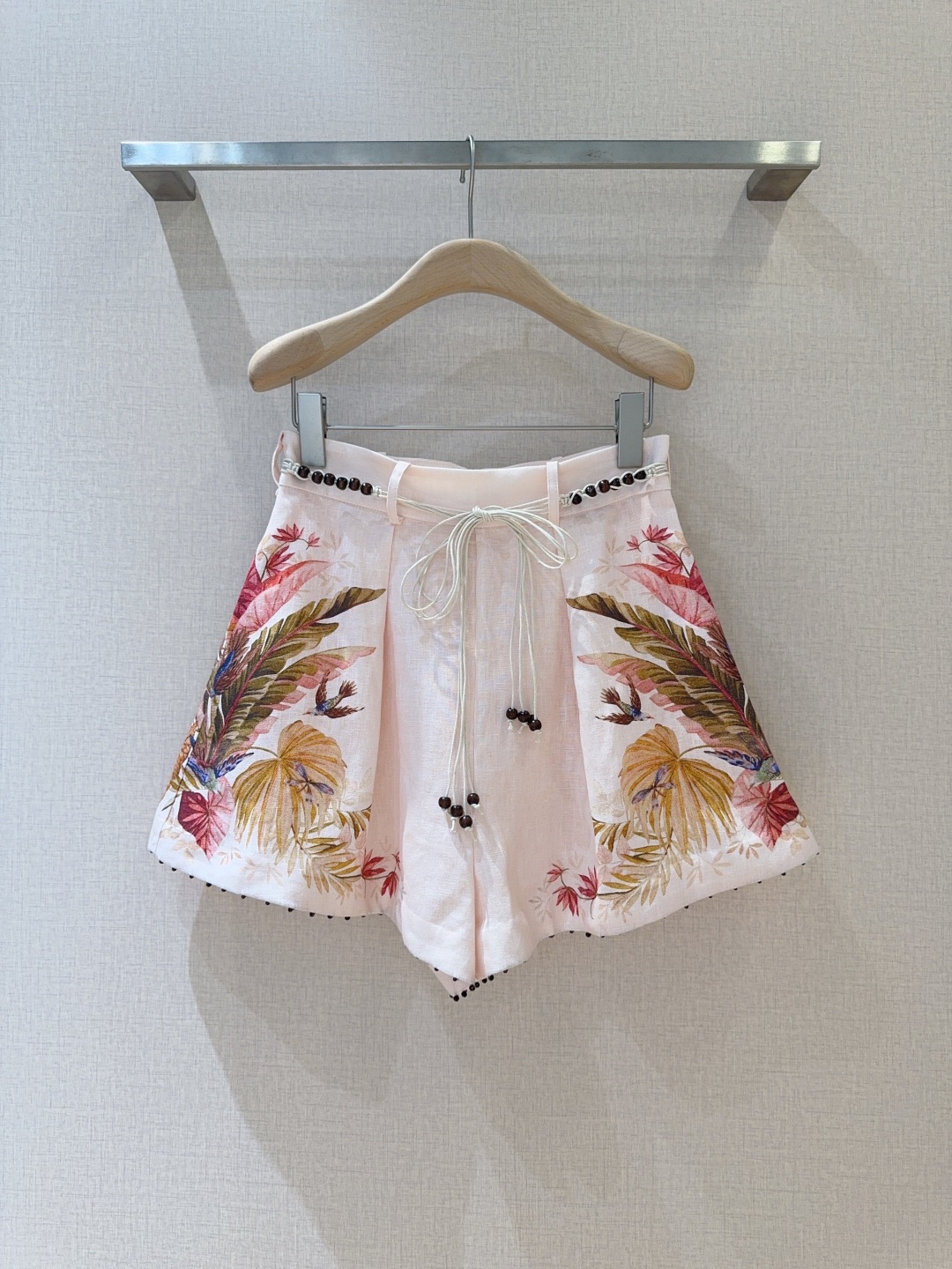 Cream Linen High-Waist Shorts with Bead Details for Women - 图片 1