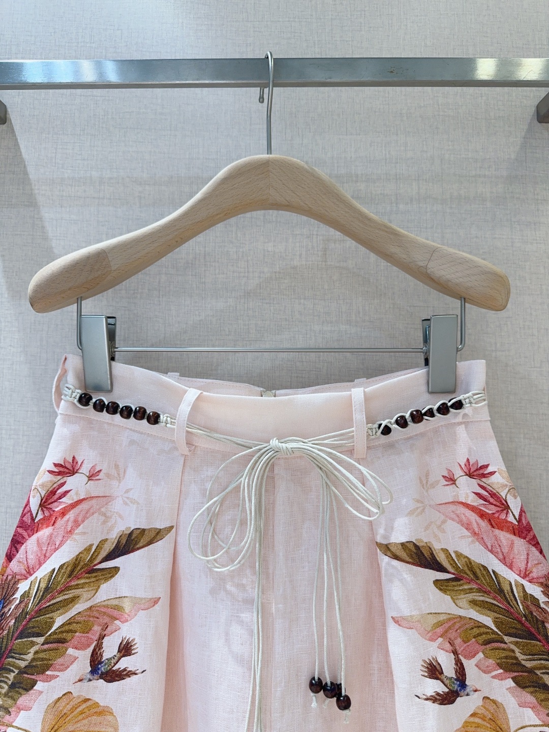Cream Linen High-Waist Shorts with Bead Details for Women - 图片 2