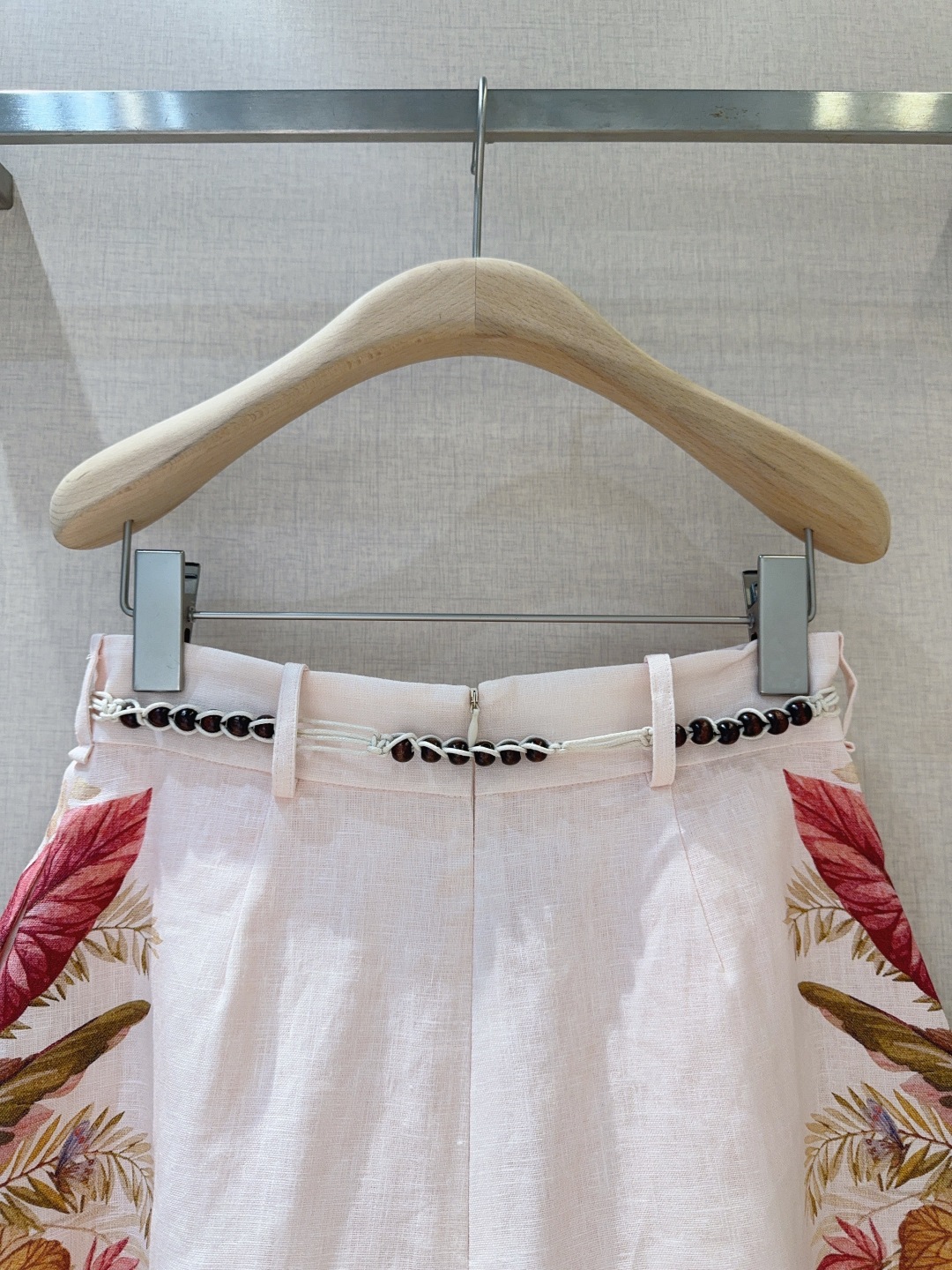 Cream Linen High-Waist Shorts with Bead Details for Women - 图片 5