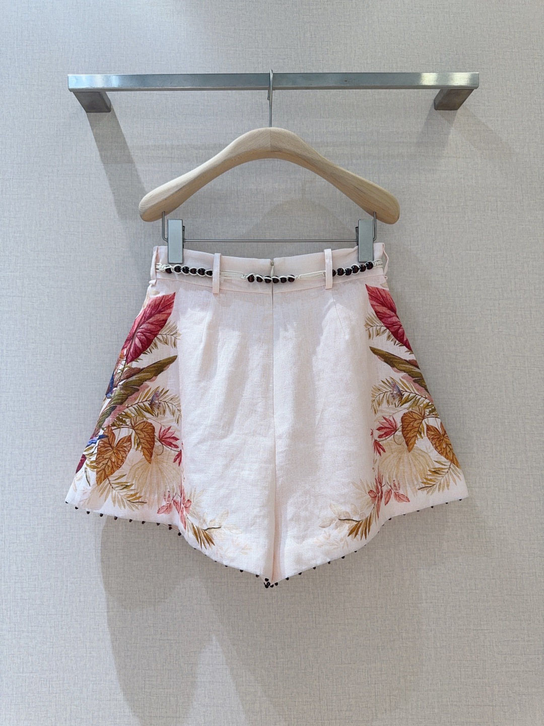 Cream Linen High-Waist Shorts with Bead Details for Women - 图片 4