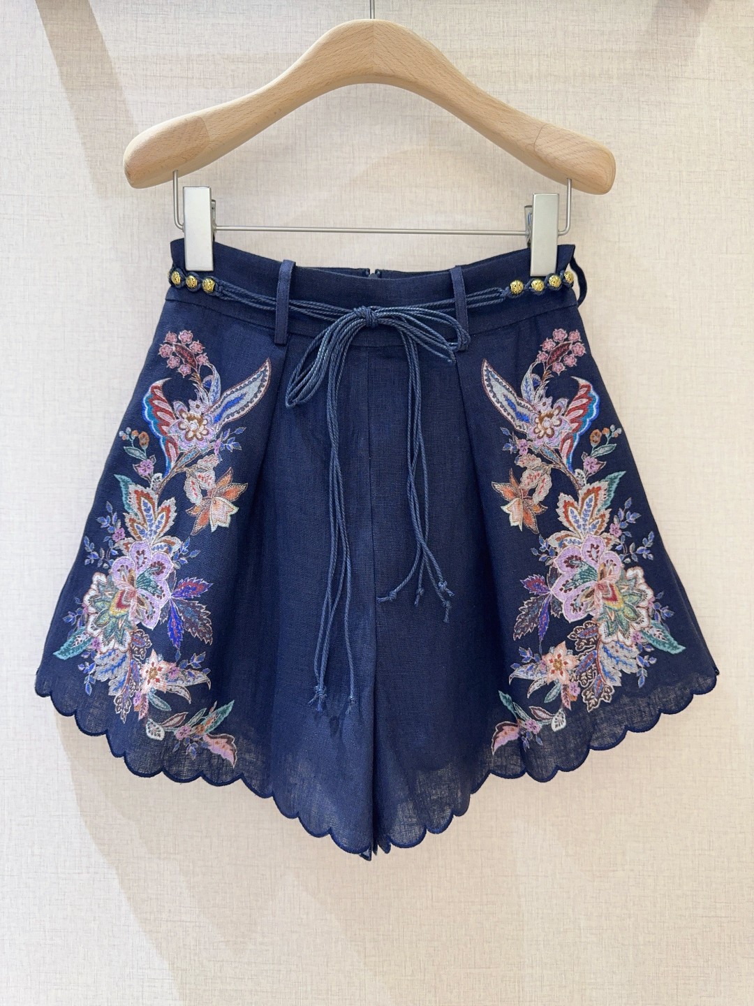 “Green Paisley Shorts with Submersible Design and Bead Belt Detail by Zimmermann” - 图片 2