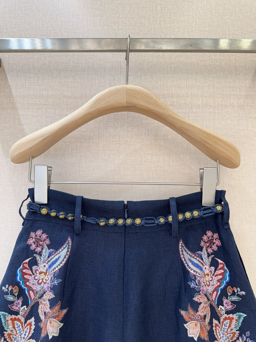 “Green Paisley Shorts with Submersible Design and Bead Belt Detail by Zimmermann” - 图片 5