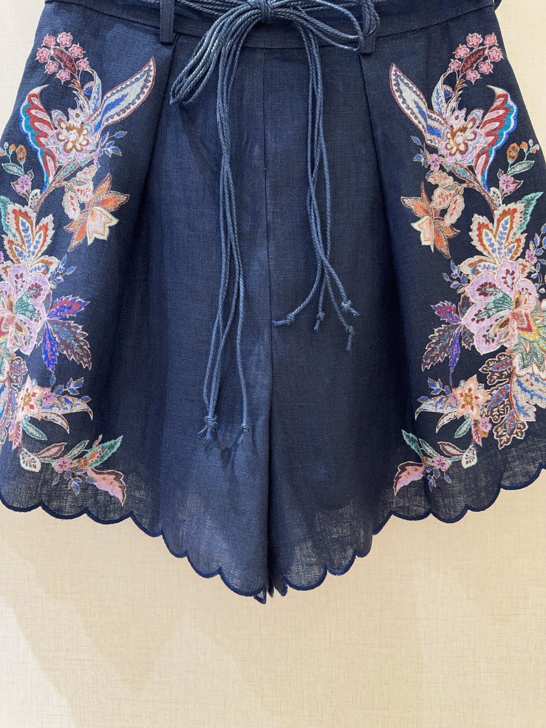 “Green Paisley Shorts with Submersible Design and Bead Belt Detail by Zimmermann” - 图片 3