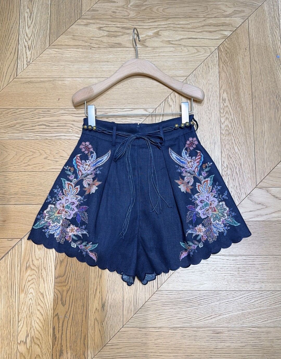 “Green Paisley Shorts with Submersible Design and Bead Belt Detail by Zimmermann” - 图片 8