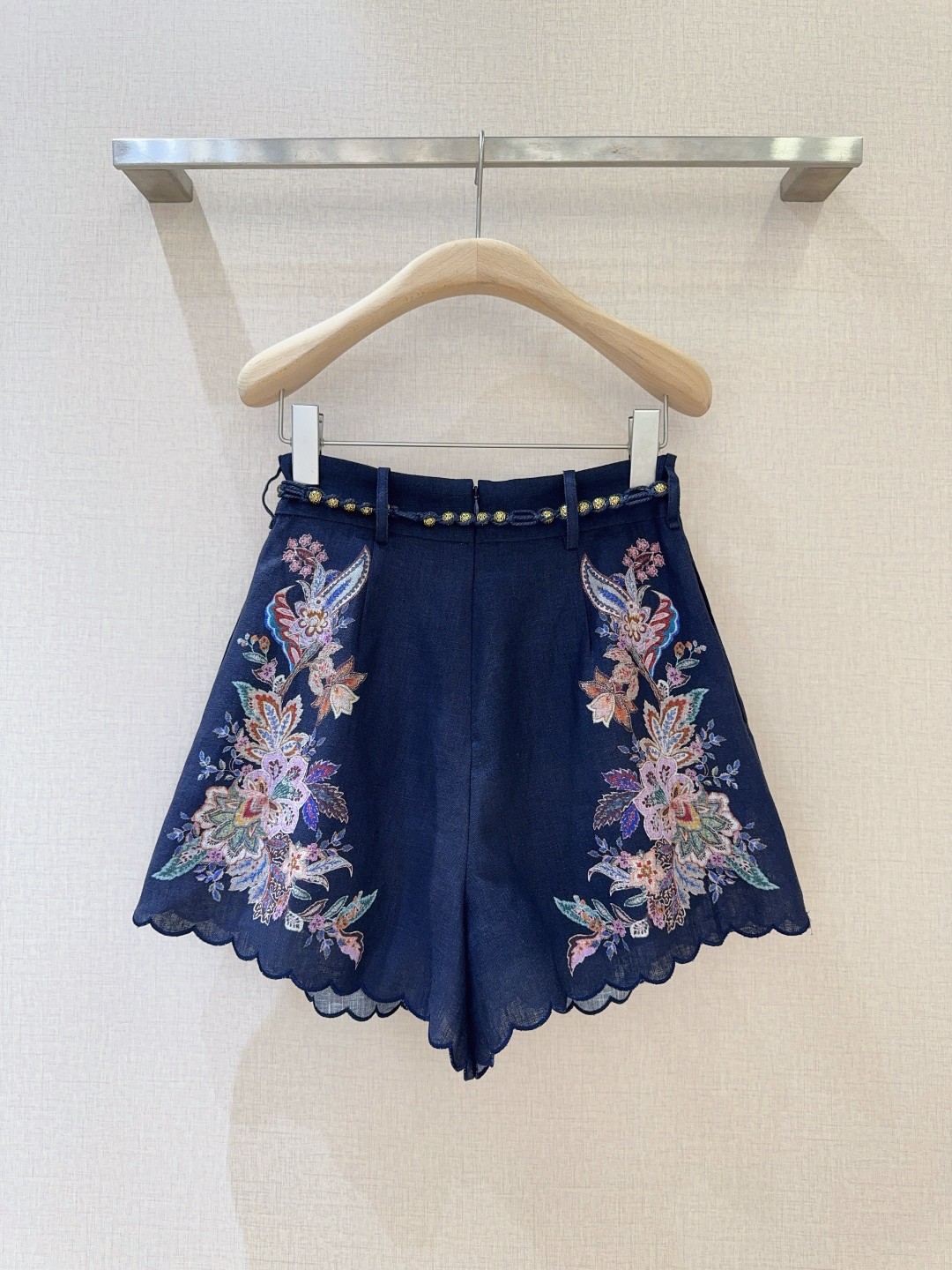 “Green Paisley Shorts with Submersible Design and Bead Belt Detail by Zimmermann” - 图片 6