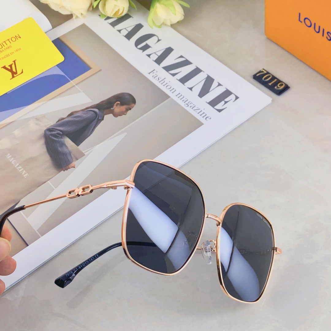 。。Louis vuitton2025新款小红书网红款太阳镜女显瘦金属方形大框浅色墨镜韩版街拍