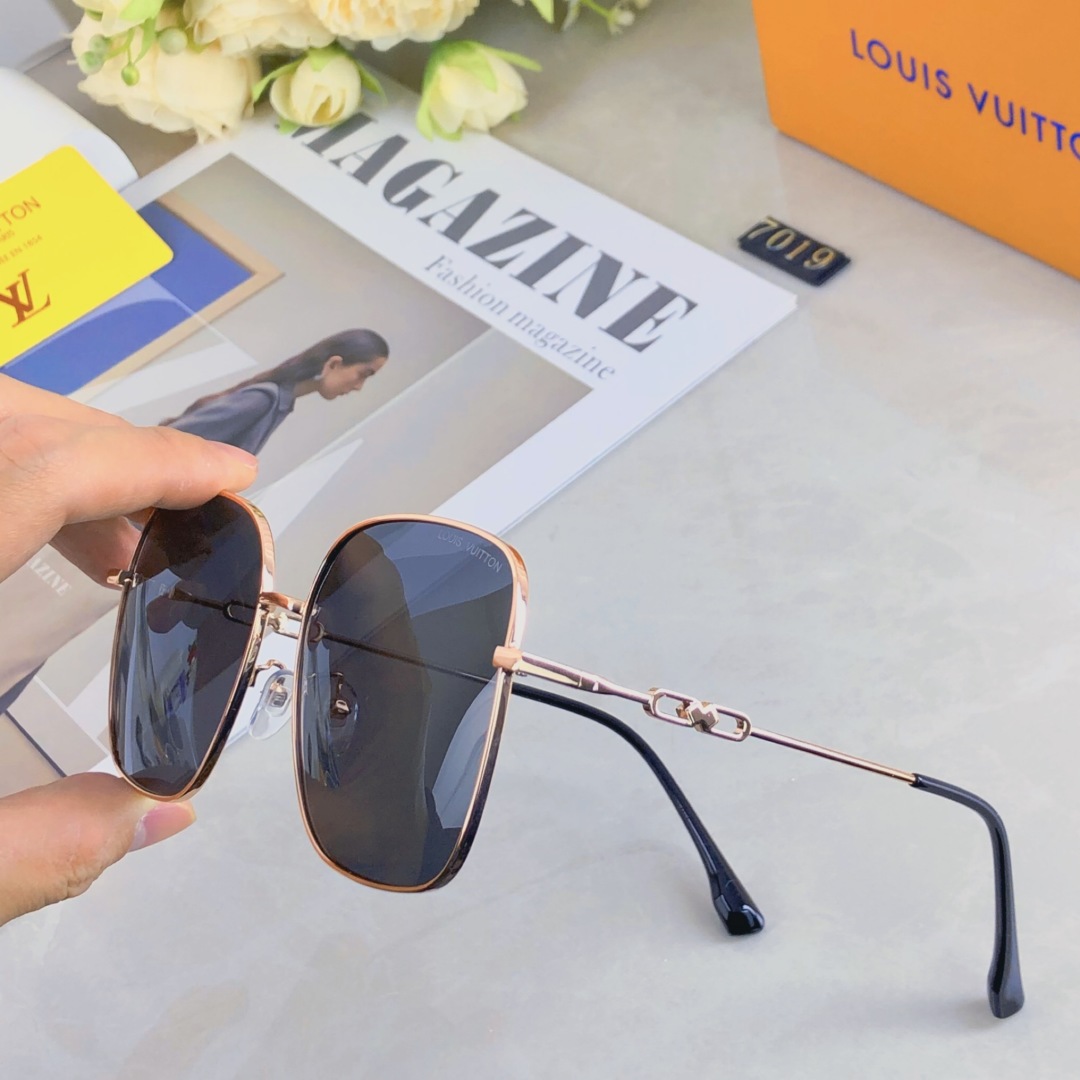 。。Louis vuitton2025新款小红书网红款太阳镜女显瘦金属方形大框浅色墨镜韩版街拍