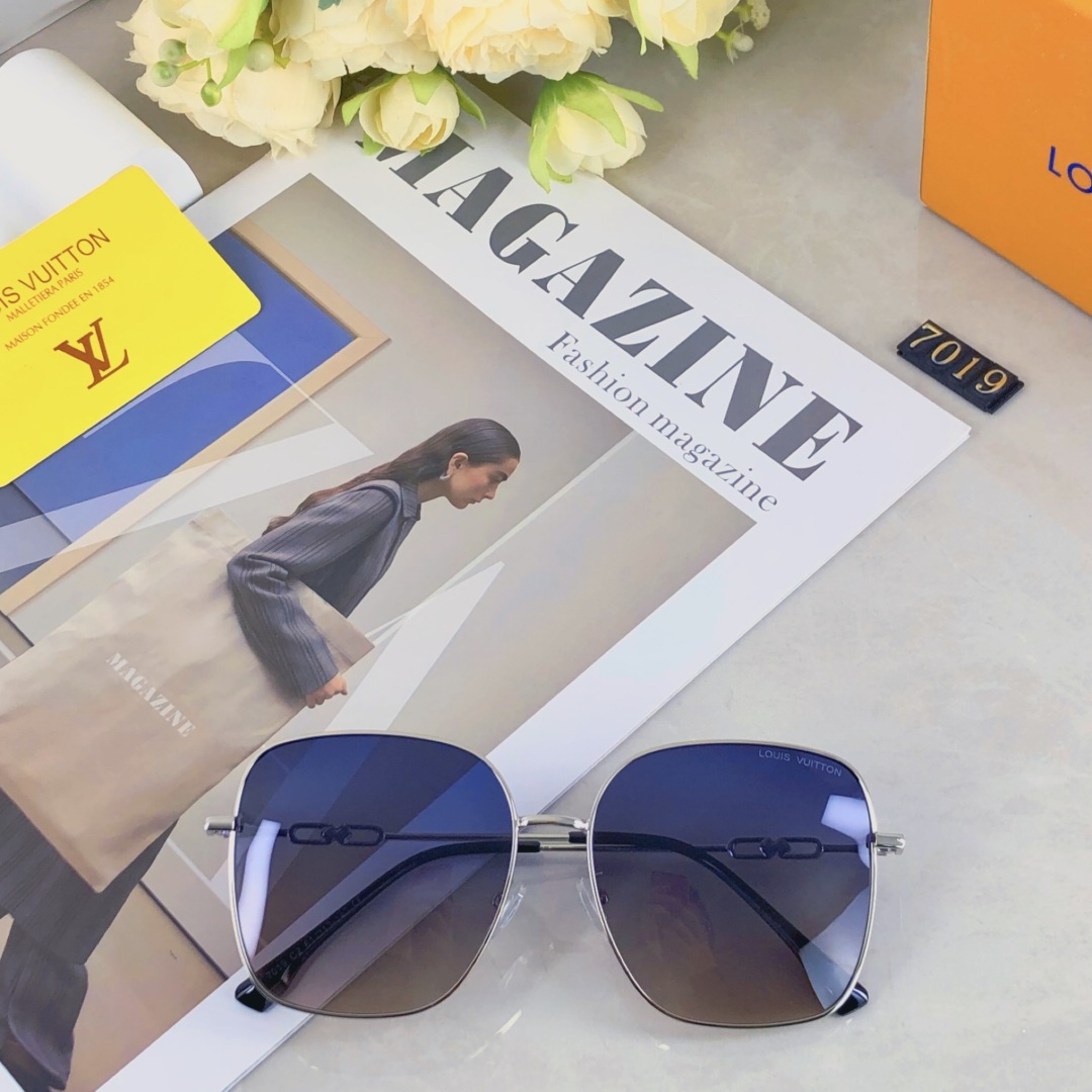。。Louis vuitton2025新款小红书网红款太阳镜女显瘦金属方形大框浅色墨镜韩版街拍