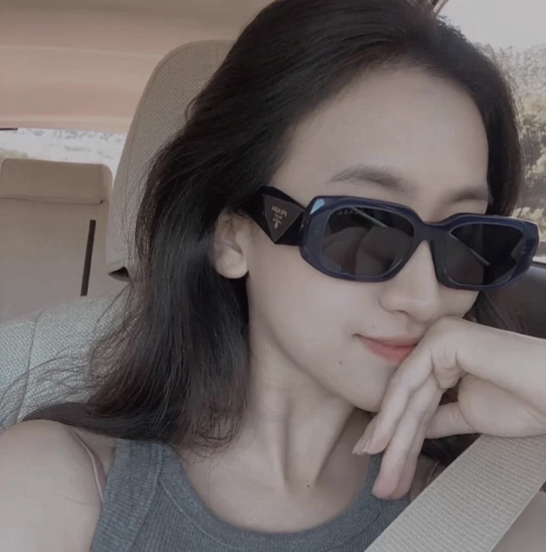 。。Prad*复古倒三角标墨镜女高级感2025新款时髦个性显瘦方框黑色太阳眼镜