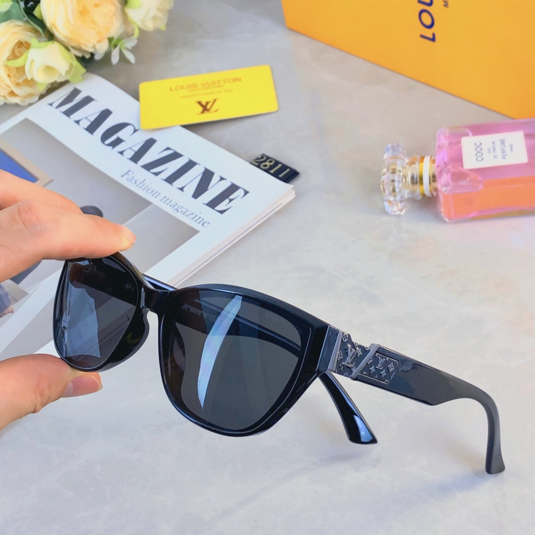 NO:367349,Louis vuitto* personality small box European and American trendy sunglasses lesbian internet celebrity sunglasses street shot glasses glasses sunglasses sunglasses, glasses, louis vuitton19860909Louis vuitto*个性小方框欧美潮流太阳镜女同款网红墨镜街拍眼镜眼镜墨镜太阳镜,眼镜,louis vuitton,glasses