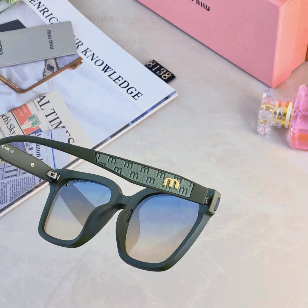 。。miumi*新款时尚贴皮金属混搭m字墨镜男女通用小框开车休闲欧美高级