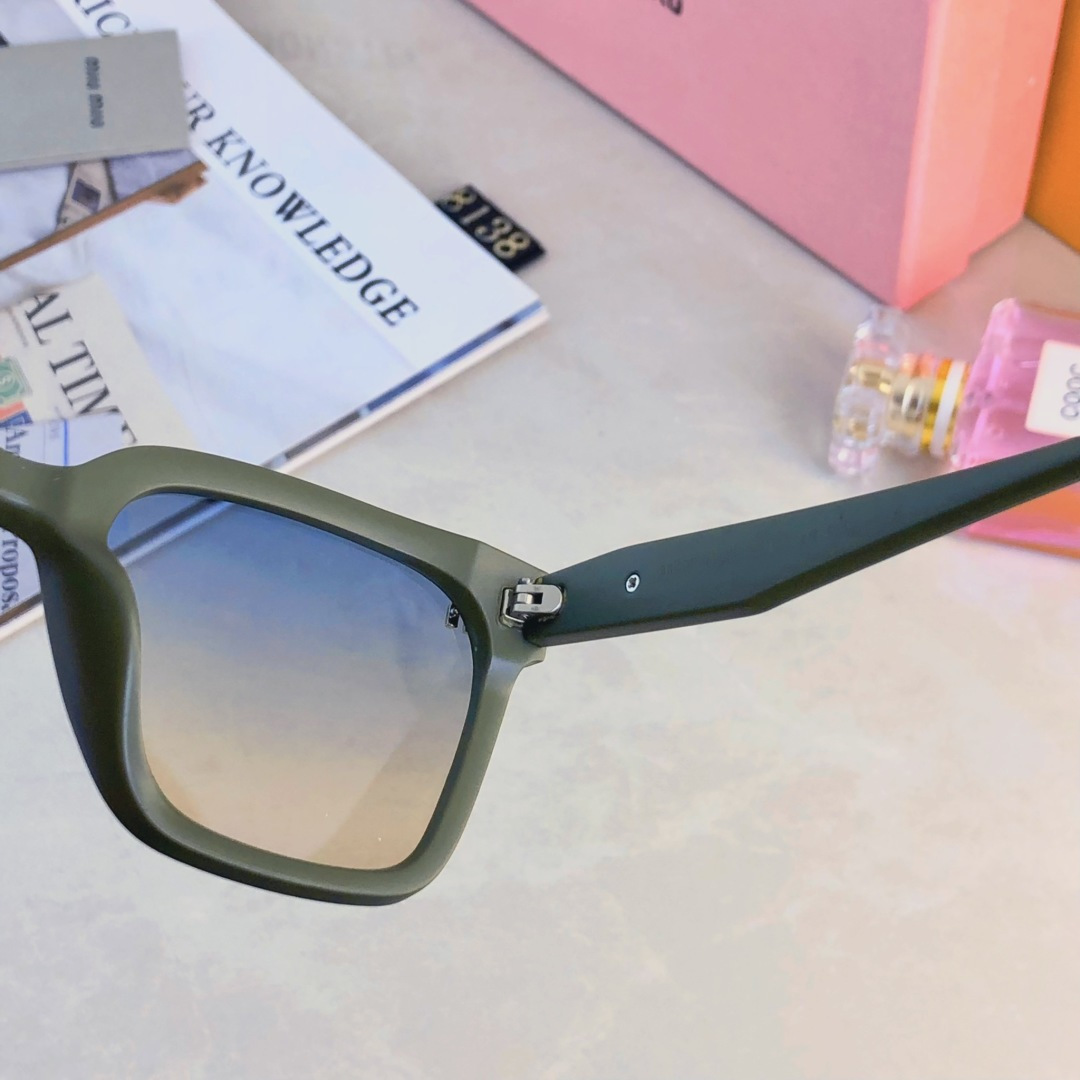 。。miumi*新款时尚贴皮金属混搭m字墨镜男女通用小框开车休闲欧美高级