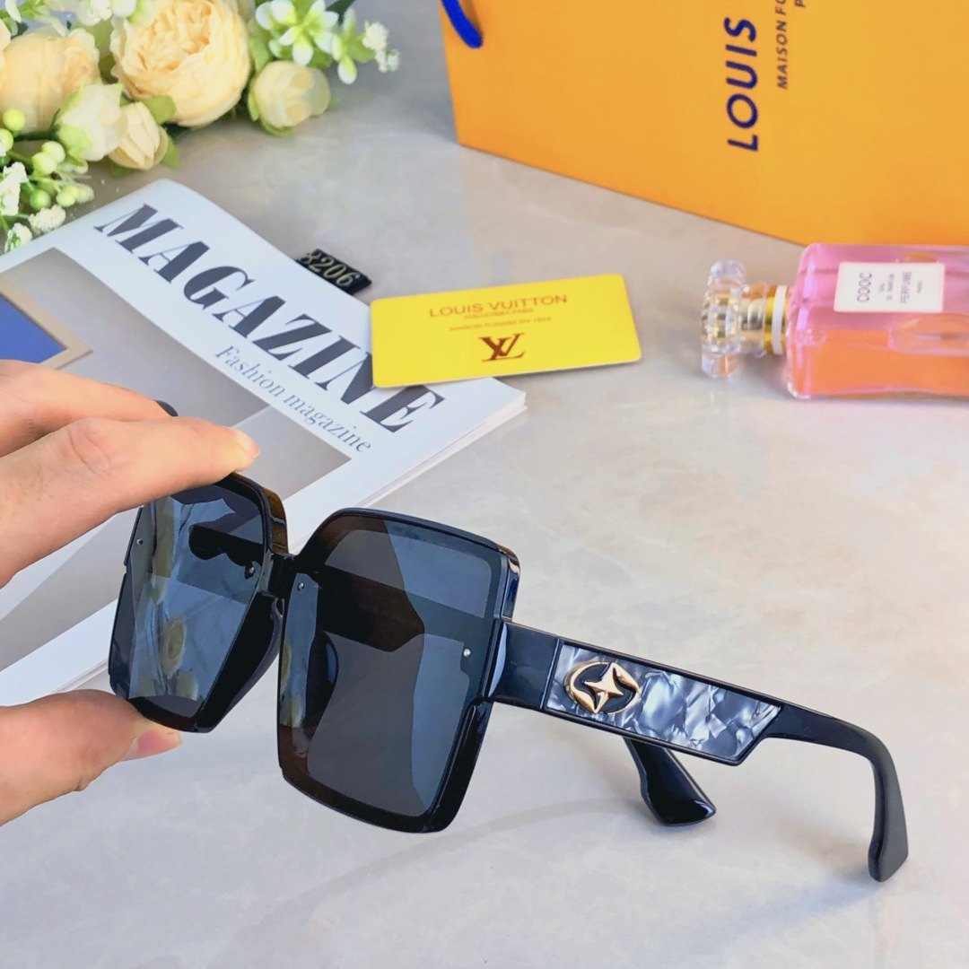 NO:370081,Louis vuitto* new high-end fashion trend sunglasses for women ins temperament Internet celebrity street photography sunglasses large frame slimming glasses sunglasses sunglasses, glasses, louis vuitton19860909Louis vuitto*新款高级感时尚潮流墨镜女ins气质网红街拍遮阳太阳镜大框显瘦眼镜墨镜太阳镜,眼镜,louis vuitton,glasses