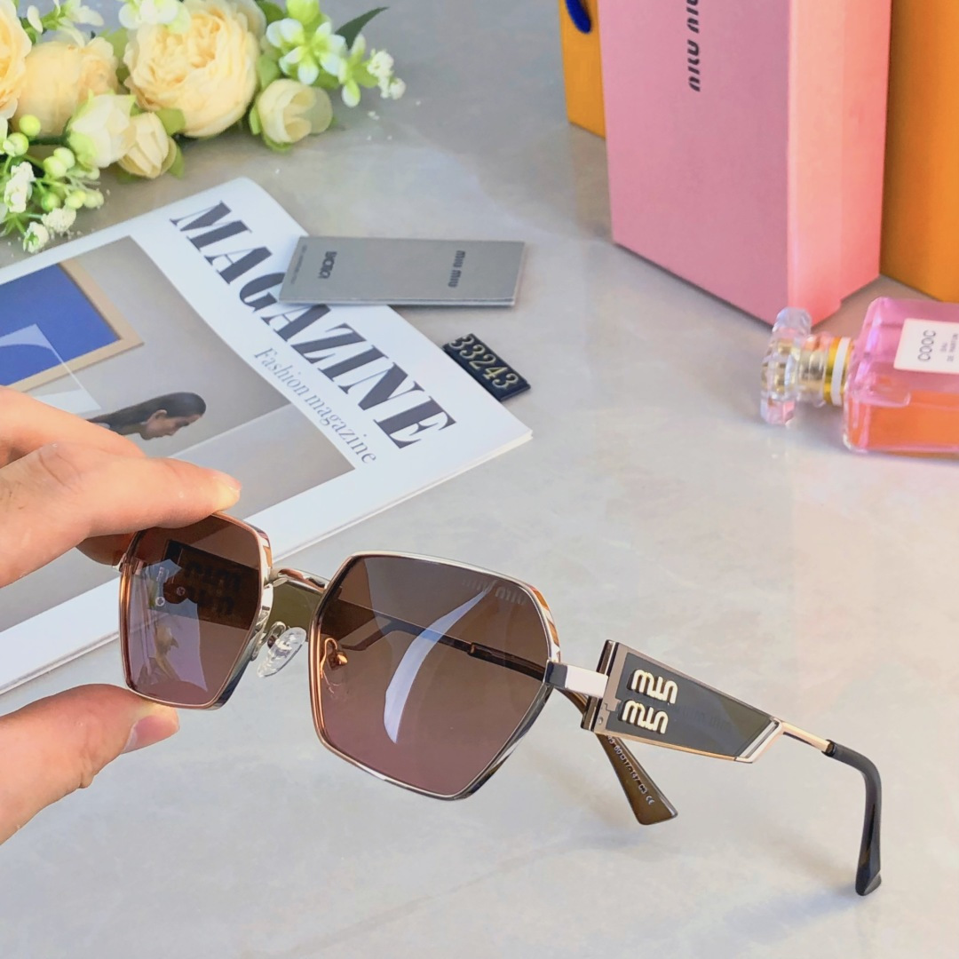 NO:372596,miumi* European and American fashion metal style square frame light luxury sunglasses outdoor photography personalized retro MM trendy sunglasses women's glasses sunglasses sunglasses, glasses, miumiu19860909miumi*欧美时尚金属风方框轻奢太阳镜户外拍照个性复古MM潮墨镜女眼镜墨镜太阳镜,眼镜,miumiu,glasses