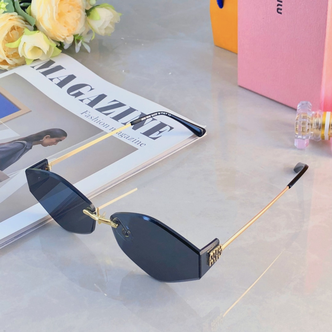 。。miumi*新款m字母欧美椭圆无框窄复古墨镜女款显脸小风辣妹个性